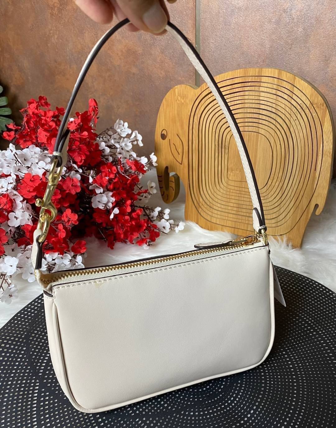 COACH NOLITA DAISY BAG (coach C3356) พร้อมส่งทันทีค่ะ! กระเป๋าหิ้ว//คล้องไหล่ หนังแท้เรียบสวย จุดเด่นด้านหน้าปักดอก Daisy แบบ3D นูนขึ้นมาสวยงามสะดุดดตามากๆค่ะ เปิดปิดกระเป๋าแบบซิป ภายในใส่มือถือได้ทุกรุ่น;กระเป๋าเงินใบกลางได้;มีช่องเสียบบัตร2ช่อง;และช่องใ