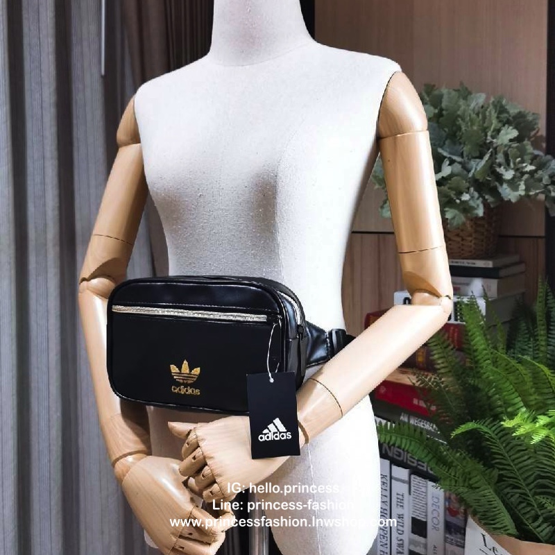 Adidas Factory Mini Waist Bag กระเป๋าสะพายสไตล์สปอร์ตแบบคาดเอวหรือคาดอกดีไซน์สุดฮิตใช้ได้ทั้งชายและหญิง วัสดุหนังเรียบแบบนิ่มกันน้ำอยู่ทรงทำความสะอาดง่าย ขนาดกำลังดี น้ำหนักเบา ด้านหน้ามีโลโก้แบรนด์ เปิดปิดด้วยซิปสะดวกใช้ หัวซิปปั้มแบรนด์สายสะพายเลื่อนปรั