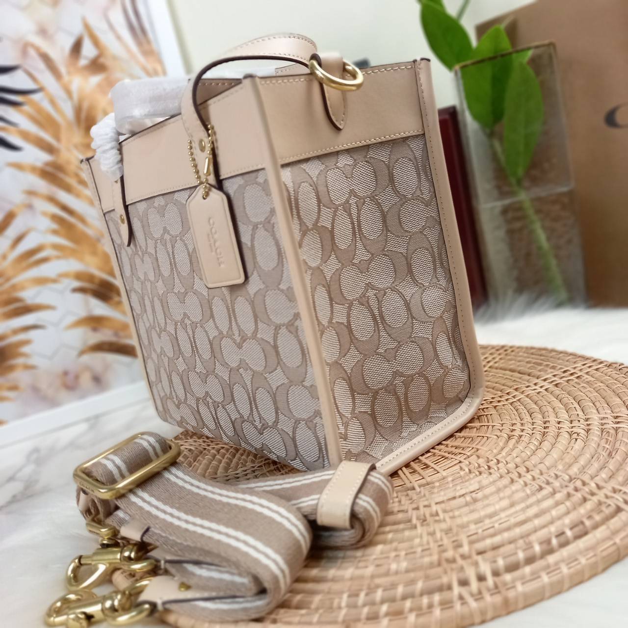 ใบนี้ ช่วยให้ชีวิตง่ายขึ้นเยอะเลย🌈🌺>>COACH FIELD TOTE 22 IN SIGNATURE JACQUARD(COACH C3865) 🍁กระเป๋าถือ สะพาย รุ่น Unisex ใช้ได้ทุกเพศวัย ขนาดเหมาะต่อการใช้งานในแต่ละวันมากๆ //วัสดุ jacquard ลาย signature ตกแต่งดีเทลด้วยหนังแ