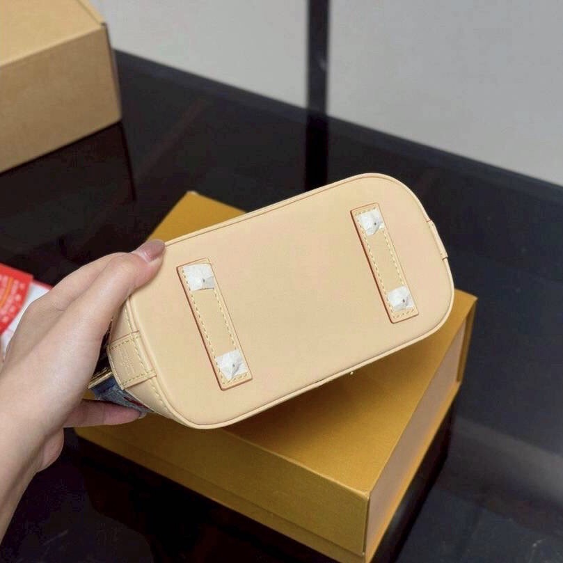 LV x TM Alma BB Monogram cherry denim 20cm กระเป๋าสะพายทรงโดม อัพลุคไฮน์ ขนาดกำลังดี หูจับในตัวใช้งานได้สะดวก โดดเด่นมีชีวิตชีวา ด้วยเดนิมวินเทจปักลายเชอร์รี่สีสันสดใสสะดุดตาสะท้อนสไตล์ไอคอนิก