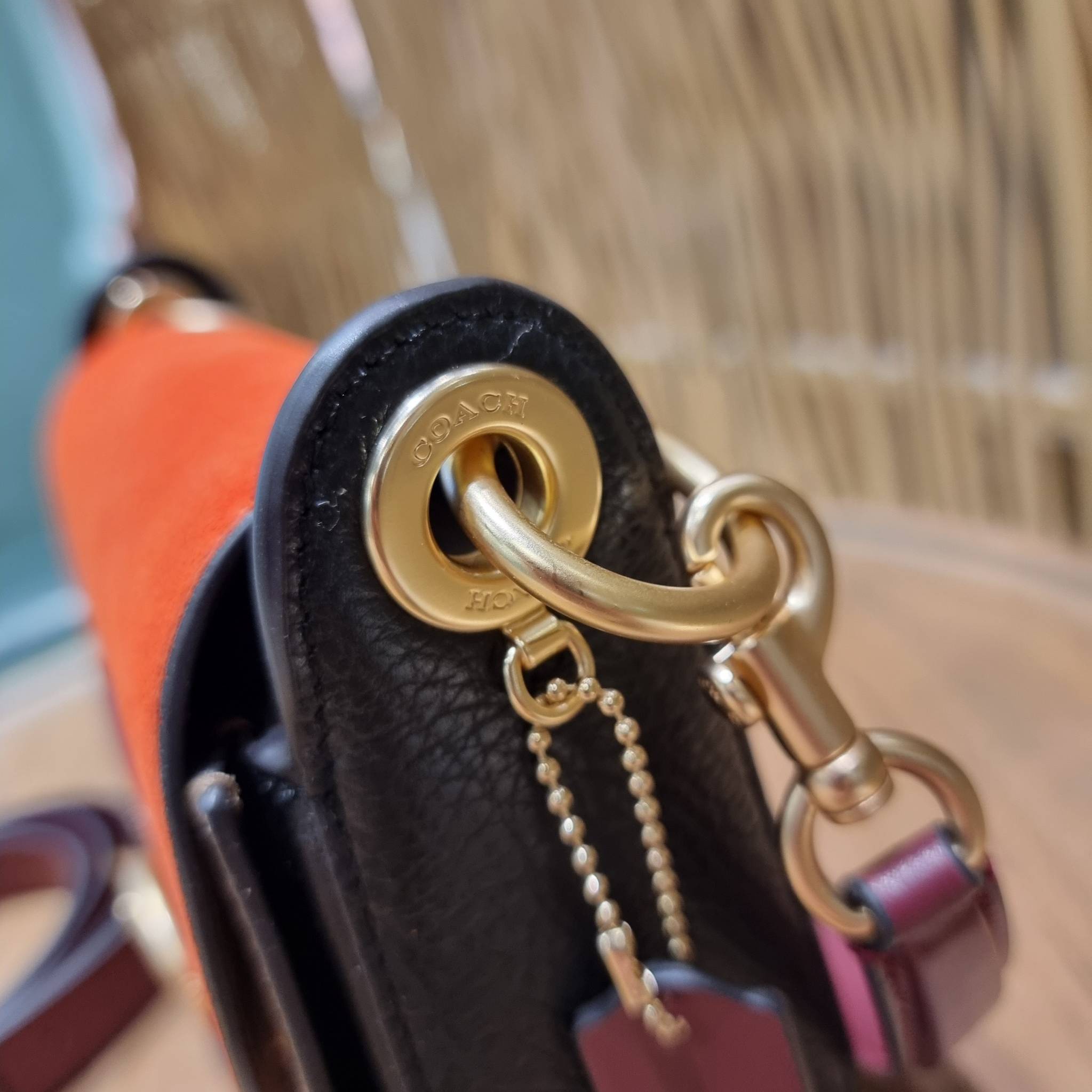 COACH C5691 KLEO SHOULDER BAG 17 IN SIGNATURE CANVAS ใหม่สุด!! สวยหรูไม่มีใครเกิน!! กระเป๋าสะพายสวยครบสูตร แค่เห็นก็ปิ๊ง!!วัสดุหนังแคนวาสสลับหนังแท้ ลงตัวที่หนึ่ง เปิด-ปิดด้วยสายคาดแม่เหล็กในตัว โดดเด่นมากๆ ภายในเป็นช่องโล่ง มีสายสะพายมาให้ถึง 2 แบบ สายคล