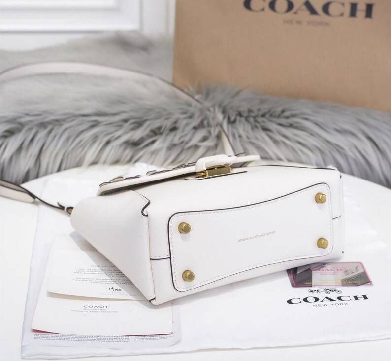 Coach Courier Carryall 23 With Floral Applique สินค้าใหม่ทรงน่ารัก ใช้แล้วดูแพงมากกก มีช่องใส่ขนาดกว้าง ใส่ของได้จำนวนมาก แถมยังสามารถถือเก๋ๆ แบบคุณนาย พร้อมทั้งสะพายเป็น crossbody ก็ได้ โดดเด่นด้วยสีส้น ดูเก๋ไม่เหมือนใครจิงๆ เปิดปิดด้วยกระดุมหมุน ใช้แล้ว