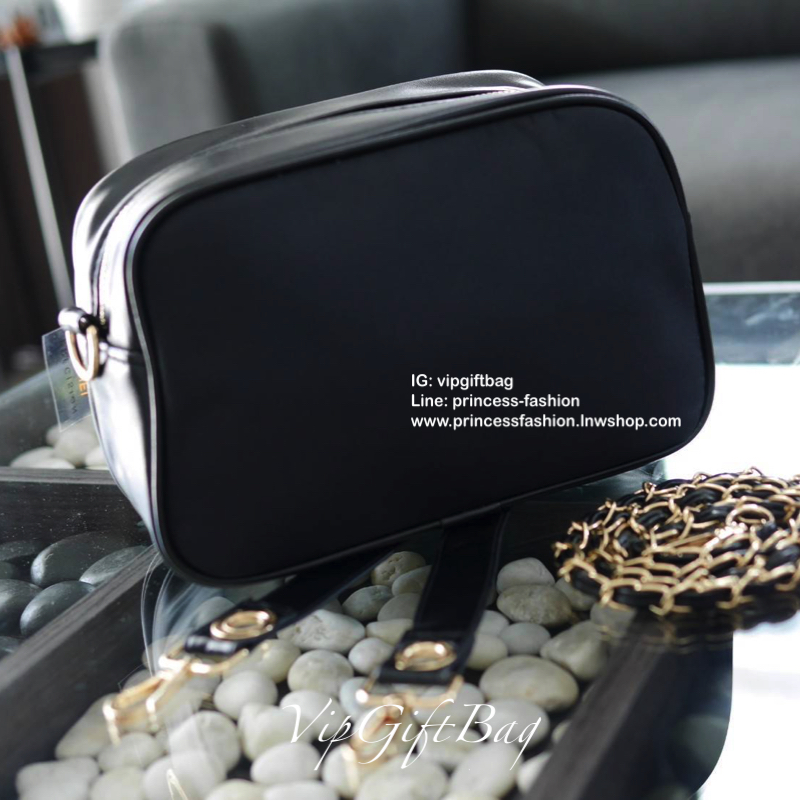 Chanel Nylon Crossbody Bag กระเป๋าสะพายทรงสวย งานพรีเมี่ยมกิ้ฟ Limited Edition ของแท้ 100% นำเข้าจาก Chanel Perfume Counter ใบกะทัดรัด วัสดุหนัง PU ประดับโลโก้ CC สุดคลาสสิค ซับใน Polyester 100% เปิดปิดด้วยซิปอะไหล่ทอง ใส่กระเป๋าสตางค์ยาว ของใช้ได้กำลังพอ
