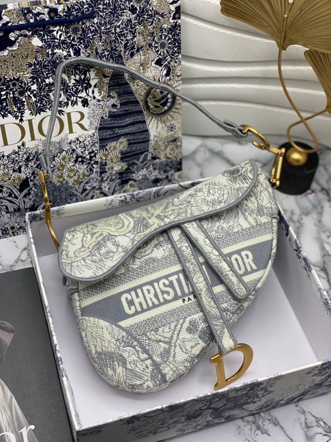 หนังแท้ DIOR SADDLE BAG Toile de Jouy Embroidery กระเป๋ารุ่นยอดนิยมตามแบบฉบับแบรนด์ พร้อมส่งที่ไทย เกรดออริจินอลหนังแท้ ภาพสินค้าถ่ายจากงานขายจริง ใช้งานต่างประเทศได้ค่ะ