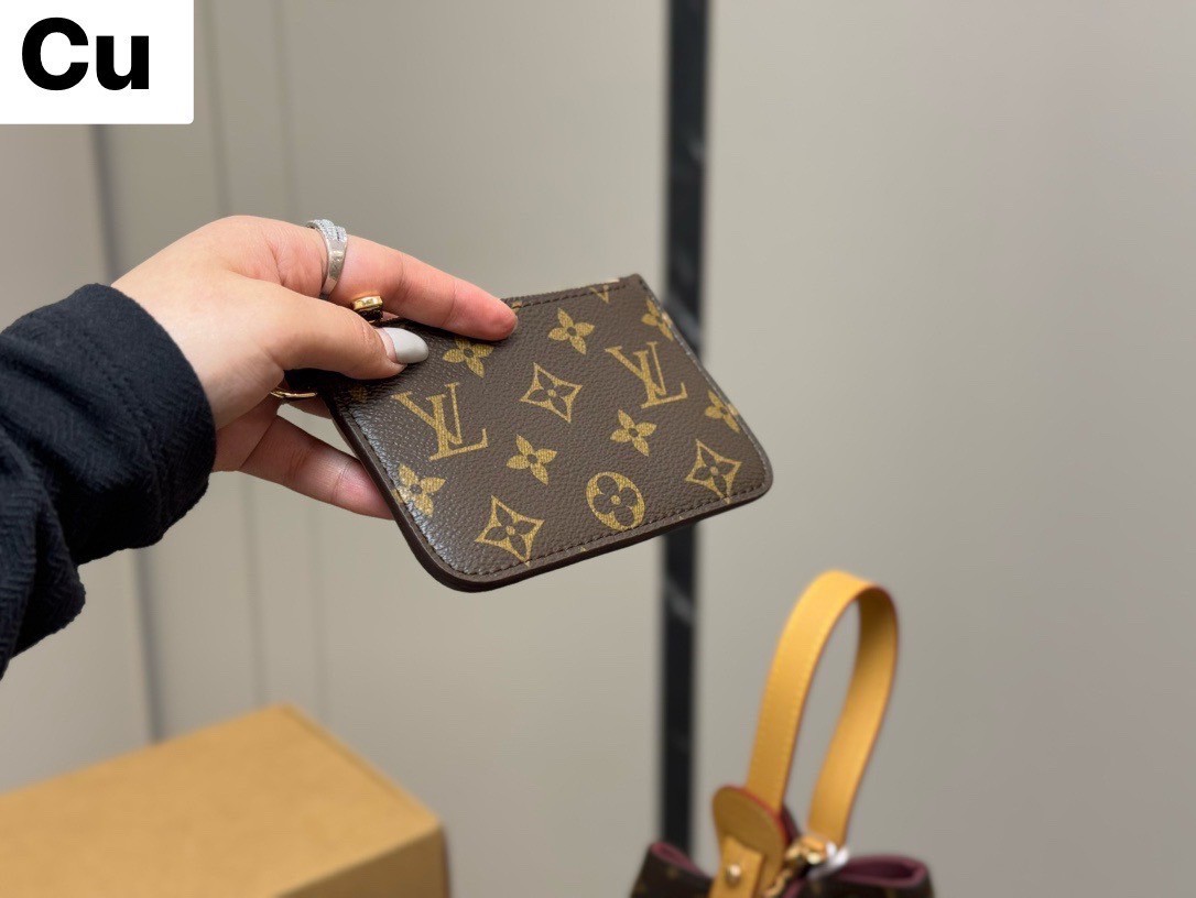 LV All In BB bag กระเป๋าทรงบัคเก็ตไซส์เล็กน่ารัก พร้อมใบลูกแยกใช้งาน และแม่กุญแจ/เนมแท็กสวยหรูโดดเด่น ดีไซน์คลาสสิคคงความเอกลักษณ์