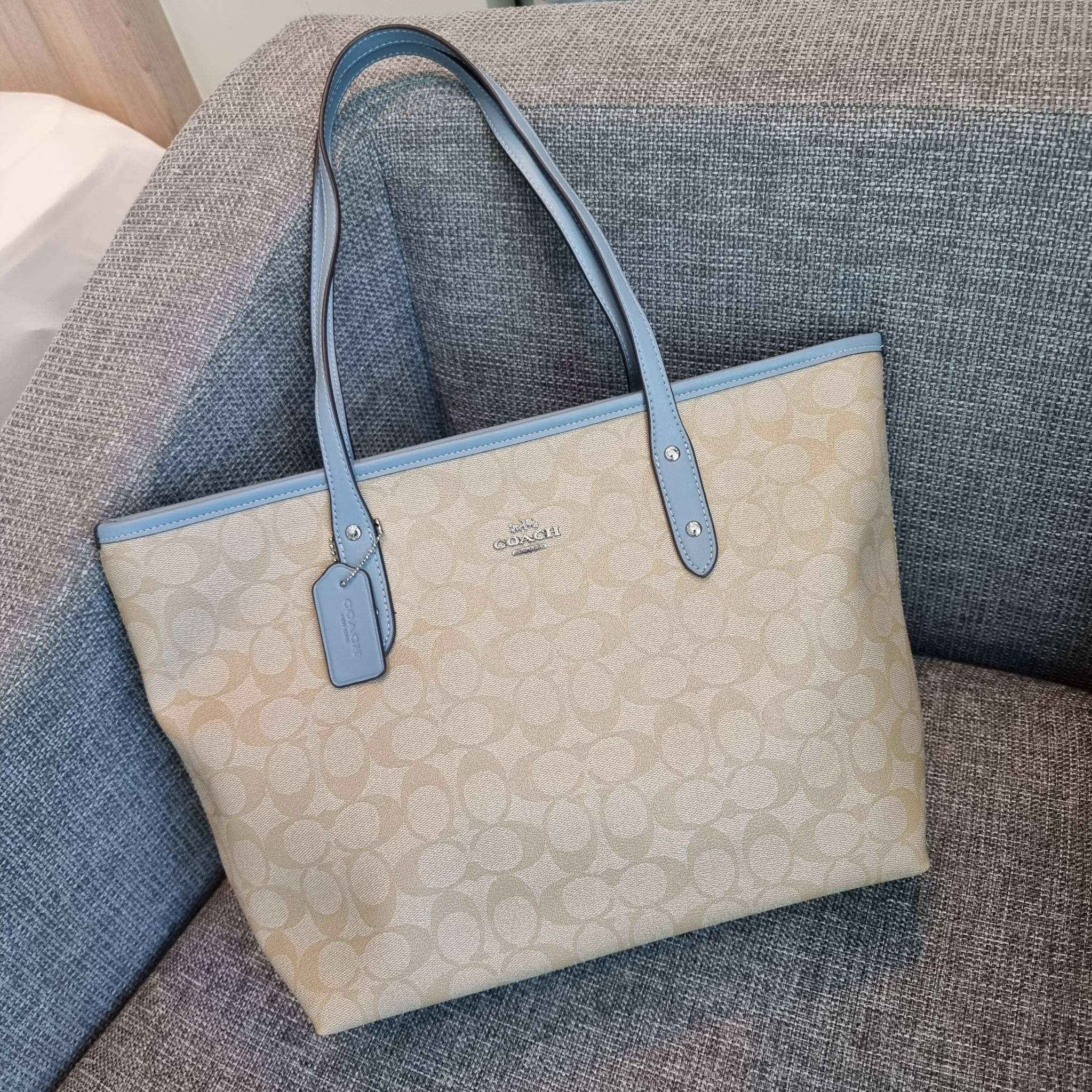 OUTLET 】COACH F58292 CITY ZIP TOTE IN SIGNATURE 16" รุ่นขายดี!! ไซส์ใหญ่ สีสวยมาให้แบบจัดเต็ม!! กระเป๋าถือทรงโท้ทใบใหญ่ สวยน่าใช้ทุกสี สะพายคล้องไหล่ได้เก๋ๆ จุของแน่นๆไปเลยจ้า!! วัสดุหนังแคนวาสคุณภาพ ปากกระเป๋าเปิด-ปิดด้วยซิป กันของหล่นได้ ถือไปไหนก็