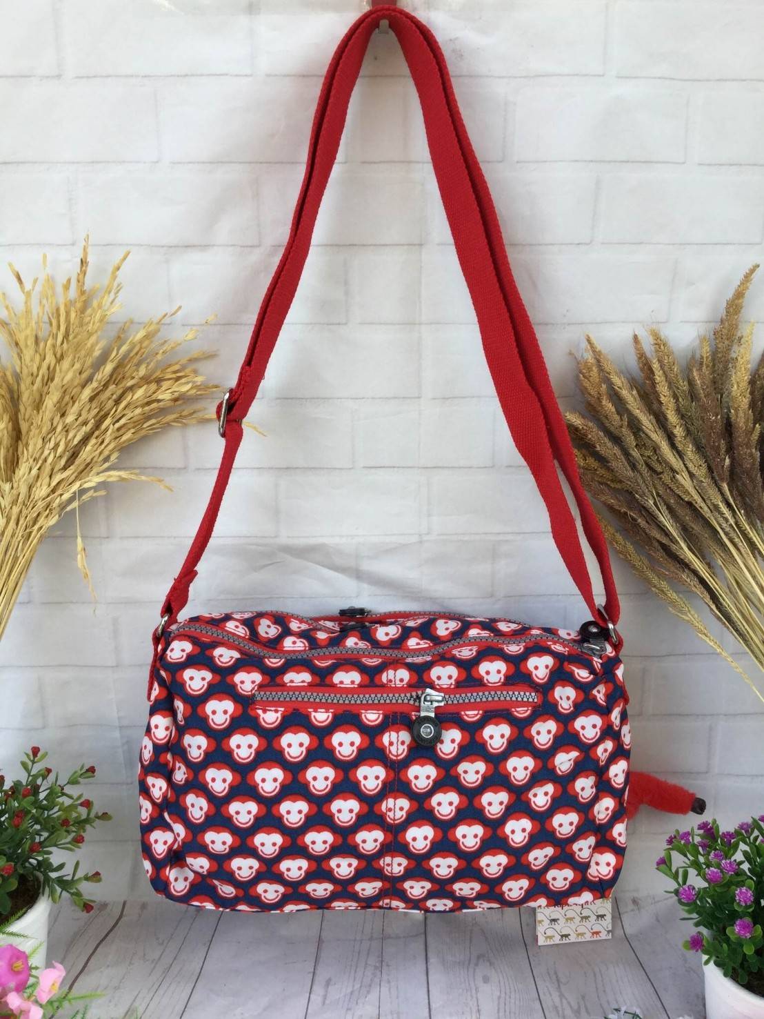 กระเป๋าสะพาย KIPLING รุ่น Reth วัสดุไนล่อนคุณภาพดี มาพร้อมดีไซน์ทันสมัย และสามารถใช้งานได้อย่างดี เข้ากับทุกการแต่งตัว โดดเด่นด้วยพื้นที่ภายในและช่องต่างๆ ที่ให้คุณจัดเก็บของสำคัญได้ครบถ้วน ไม่ว่าจะเป็นมือถือ ปากกา หรือไอเท็มจำเป็นของคุณ สายสามารถปรับและถ