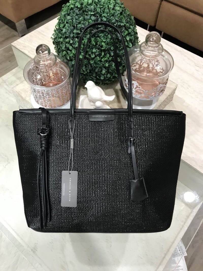Charles & Keith Black Textured Tote Bag ฮอตฮิตตลอดกาลสำหรับรุ่นนี้ รุ่นยอดนิยม!! มากี่รอบกี่รอบก็ขายดี ใครไม่มีรุ่นนี้ติดตู้ไว้ถือว่าเชยมาก(!!) กระเป๋าสะพายทรง Shopping bag ใบใหญ่จุของได้ใจ น้ำหนักเบา โดดเด่นด้วย Textured วัสดุสานรอบใบ ตัดขอบหนัง สวยอยู่ท