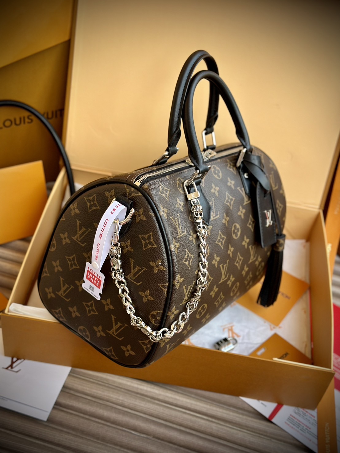 LV Speedy Soft 30 Dark Bag Monogram Black กระเป๋าทรงหมอนสปีดี้รุ่นใหม่ใบใหญ่ดีไซน์สวยสะดุดตา พร้อมโซ่สีเงินห้อยสวยโดดเด่น เพิ่มกิมมิกด้วยพู่ห้อย เป็นเพื่อนคู่ใจในการเดินทางที่สมบูรณ์แบบ เพิ่มสัมผัสหรูหรามีระดับ