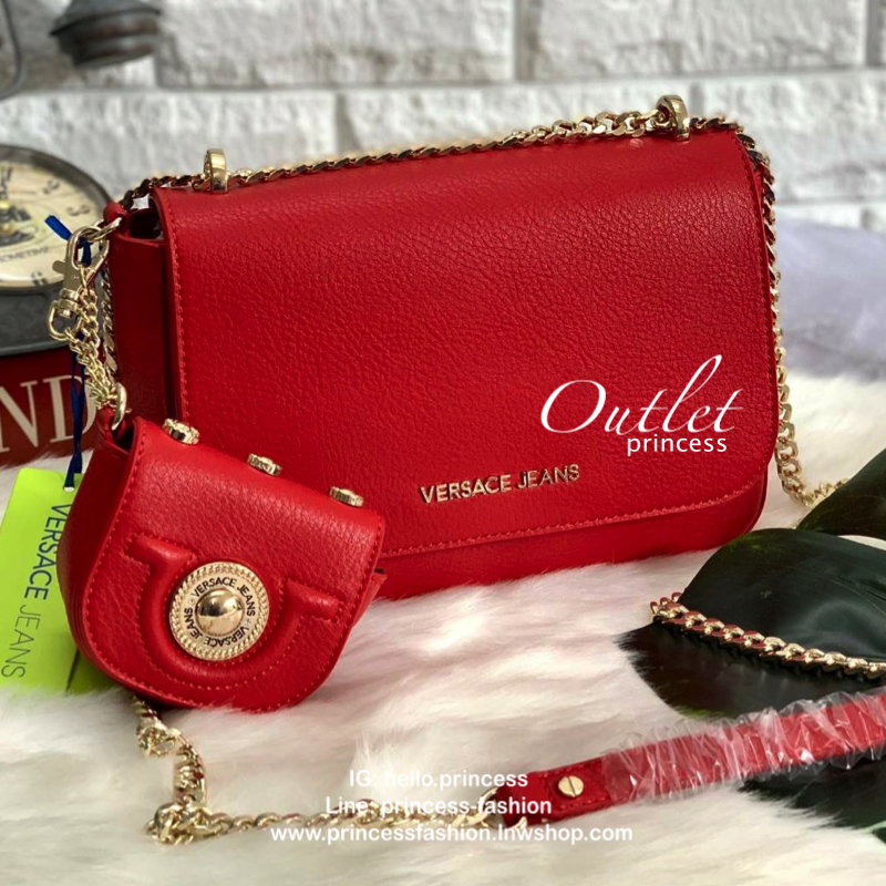 VERSACE JEAN SHOULDER BAG SYNTHETIC 2019 กระเป๋าสะพายข้าง//หิ้วได้ วัสดุหนังอย่างดี สวยงามค่ะ ด้านหน้ามีโลโก้แบรนด์ เปิดปิดแบบกดล็อค ภายในกว้าง สามารถใส่กระเป๋าสตางค์ใบยาวได้ ของอื่นๆพอประมานเลยค่ะ มีช่องซิปและช่องโล่งให้ สายสะพายแบบโซ่มีหนังรองบ่า สามารถ