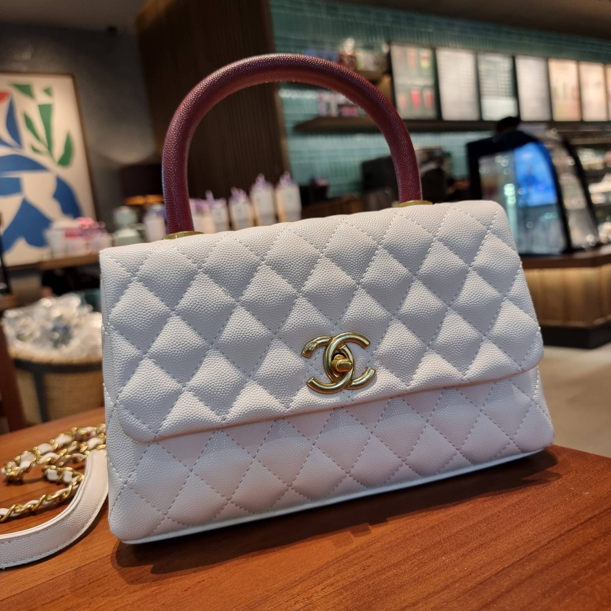 VIP 】รุ่นยอดฮิตตลอดกาล ไซส์กำลังสวย!! จากแบรนด์ Chanel กระเป๋าถือ/สะพาย หนังลายคาเวียร์ โลโก้เด่นชัด เปิด-ปิดกระเป๋าด้วยตัวบิดล็อค อะไหล่สีทองหรู ทรงสวยผู้ดี ภายในกระเป๋ามีช่องโล่งกว้างจุของได้พอสมควร มีช่องซิปแบ่งสัดส่วน ด้านหลังมีช่องเก็บของจุกจิกอีก 1 