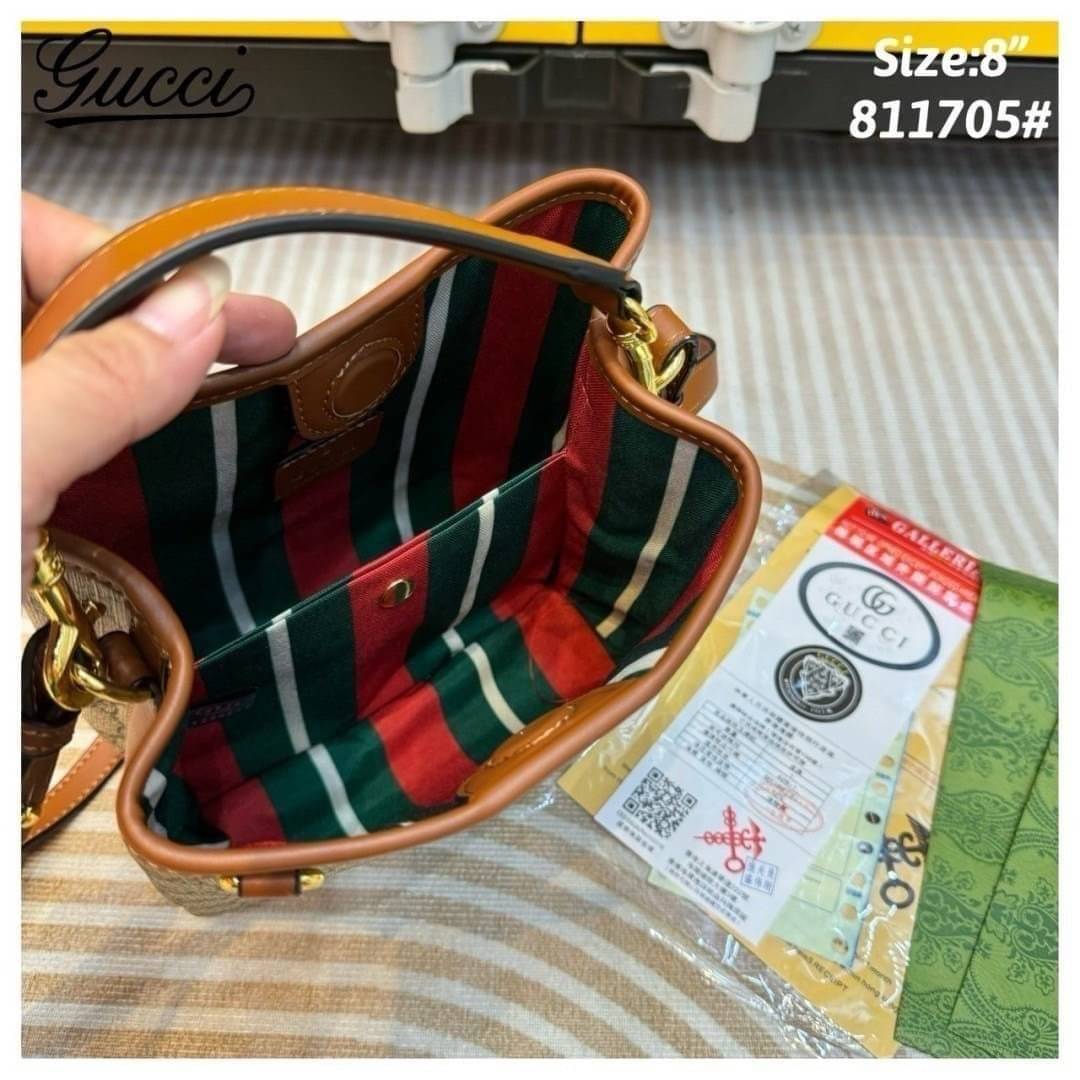 GUCCI GG Emblem mini bucket bag กระเป๋าทรงบัคเก็ตวินเทจงานแบรนด์หรู รุ่นใหม่ล่าสุด ดีไซส์สวยใช้งานง่าย ภายในโล่งกว้าง จุของได้เยอะ ถือหรือสะพายก็สวย Must Have!! เลยค่ะ