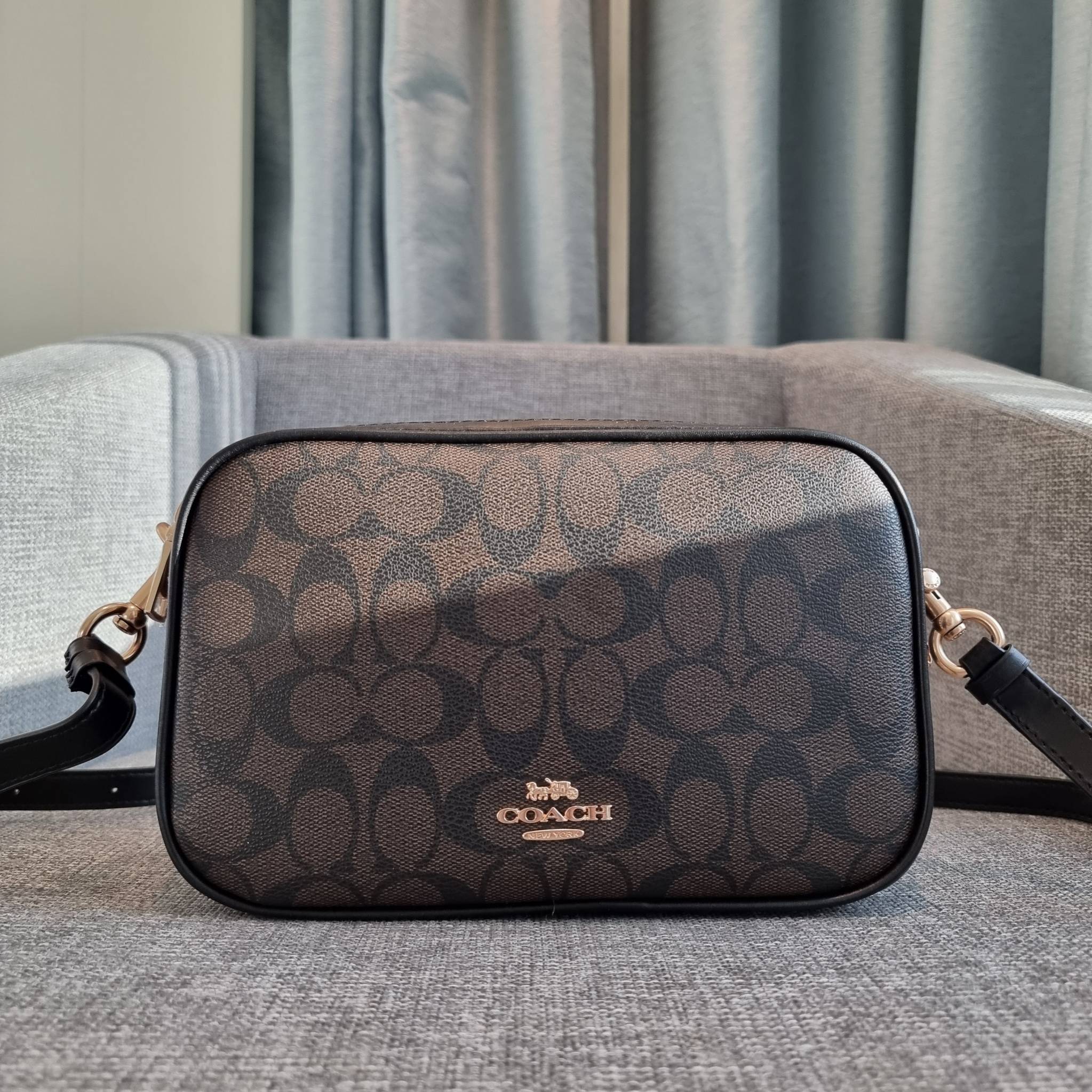 OUTLET 】COACH F68168 JES CROSSBODY IN SIGNATURE CANVAS รุ่นยอดฮิต!! กระเป๋าสะพายข้าง รุ่น 2 ซิป ใบใหญ่จุใจ สีคลาสสิคขายดี!! วัสดุหนังแคนวาสเคลือบลาย เปิด-ปิดด้วยซิป 2 ช่องหลัก ใช้งานง่าย ทรงสวยมากๆรุ่นนี้ มาพร้อมสายสะพาย crossbody ปรับได้ตามตัว ภายในใส่ขอ