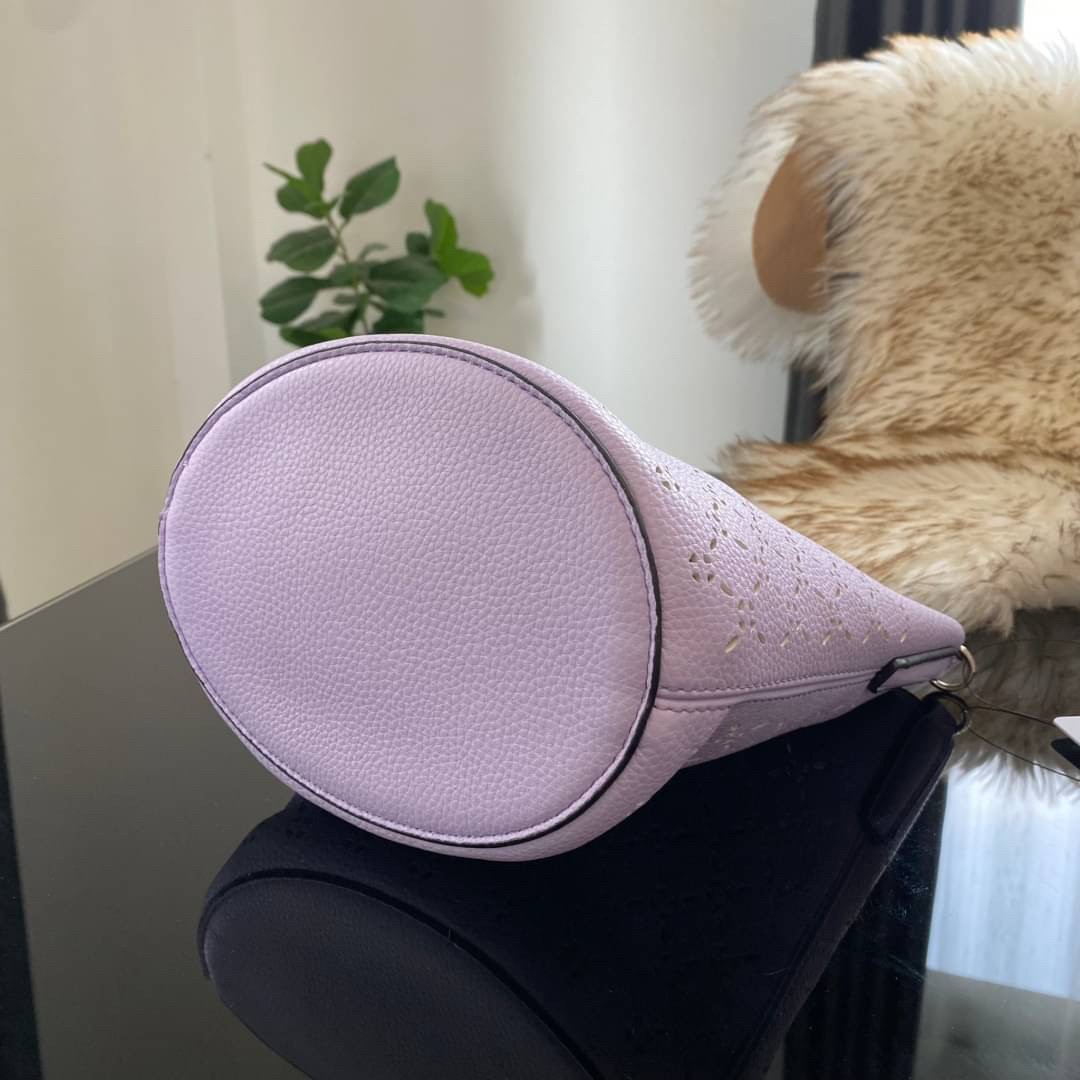 Guess Amara Bucket Handbag ซื้อ 1 ได้ถึง 2 กระเป๋ารุ่นใหม่ล่าสุดทรงถังสุดน่ารัก พิมพ์ลายรอบใบ วัสดุหนังนิ่มคุณภาพดี นิ่ม น้ำหนักเบา ด้านหน้าประดับด้วยโลโก้แบรนด์สวยโดดเด่น เปิด-ปิดด้วยด้วยตัวคล้องอะไหล่เงินสะดวกใช้ ด้านในโล่ง มีสายยาวปรับระดับได้มาให้ มาพ