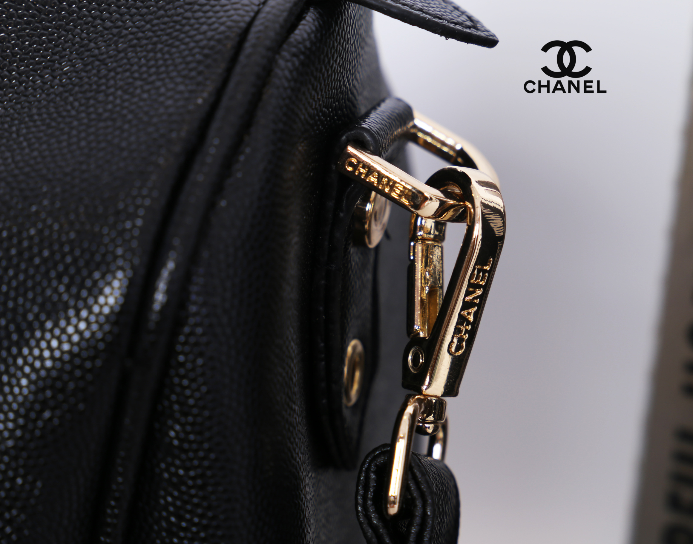 CHANEL Caviar Small Travel bag / CHANEL CAVIAR LARGE HANDBAG / chanel travel bag กระเป๋าเดินทางขนาดพอเหมาะ อะไหล่ทอง วัสดุหนังลายคาร์เวียร์ สวยหรูน่าใช้ น้ำหนักเบา มาพร้อมแท็กหนังแบรนด์อะไหล่ทอง และแท็กหนังใส่กุญแจ