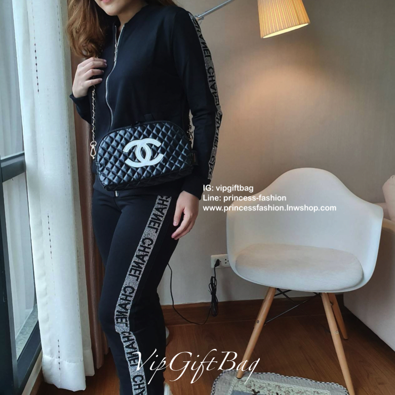 Chanel Clutch Bag With Chain VIP Gift ของแท้จาก Chanel Perfume Counter รุ่น Limited วัสดุหนังเรียบลายตารางเปิดปิดด้วยซิปแบรนด์อะไหล่ทอง ขนาดกำลังดี น้ำหนักเบา ภายในมีโลโก้และช่องซิป มาพร้อมสายสะพายโซ่ร้อยหนังถอดออกได้ ใส่กระเป๋าสตางค์ยาว + มือถือได้ทุกรุ่