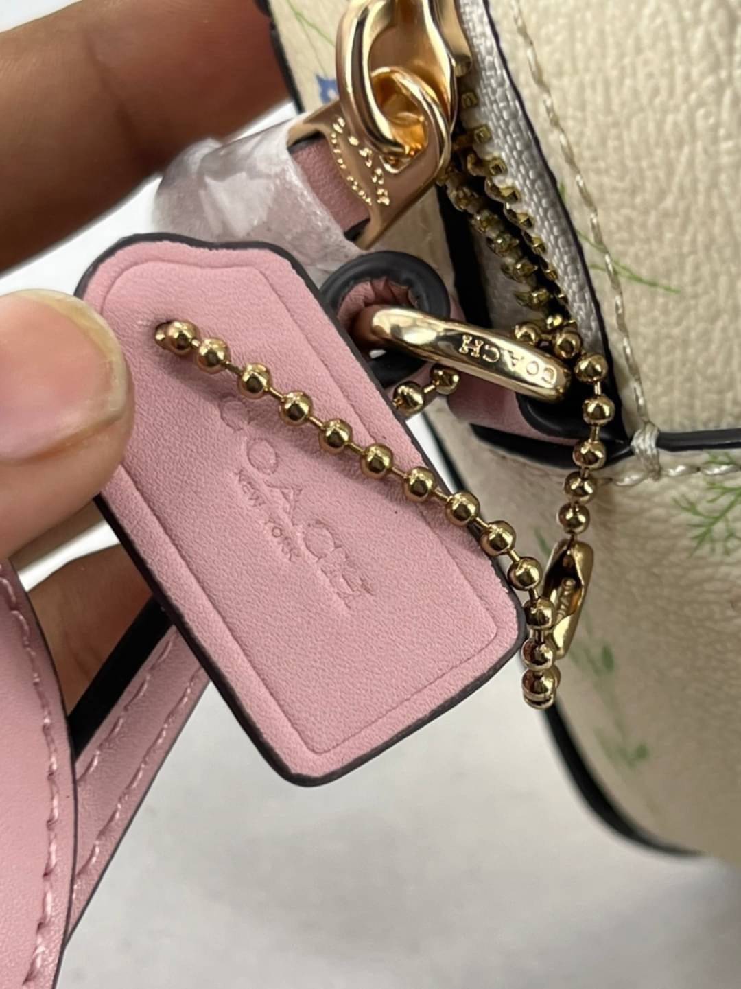 COACH Wildflower Printed GEMMA Mini Camera Bag น่ารักได้ไม่ต้องรอเช่นเคยอีกหนึ่ง!! สายหวาน สายเจ้าหญิง ไม่ควรพลาด!! กระเป๋าทรงกล่องสุดฮิต ในดีไซน์มุ้งมิ้ง มาให้จัดกันแน่นๆเลยจ้า ดอกไม้คละเต็มใบ สวยๆหวานๆ ด้านหน้ามีซิปให้เก็บของได้จุกจิก ภายในโล่งกว้างใส่ข