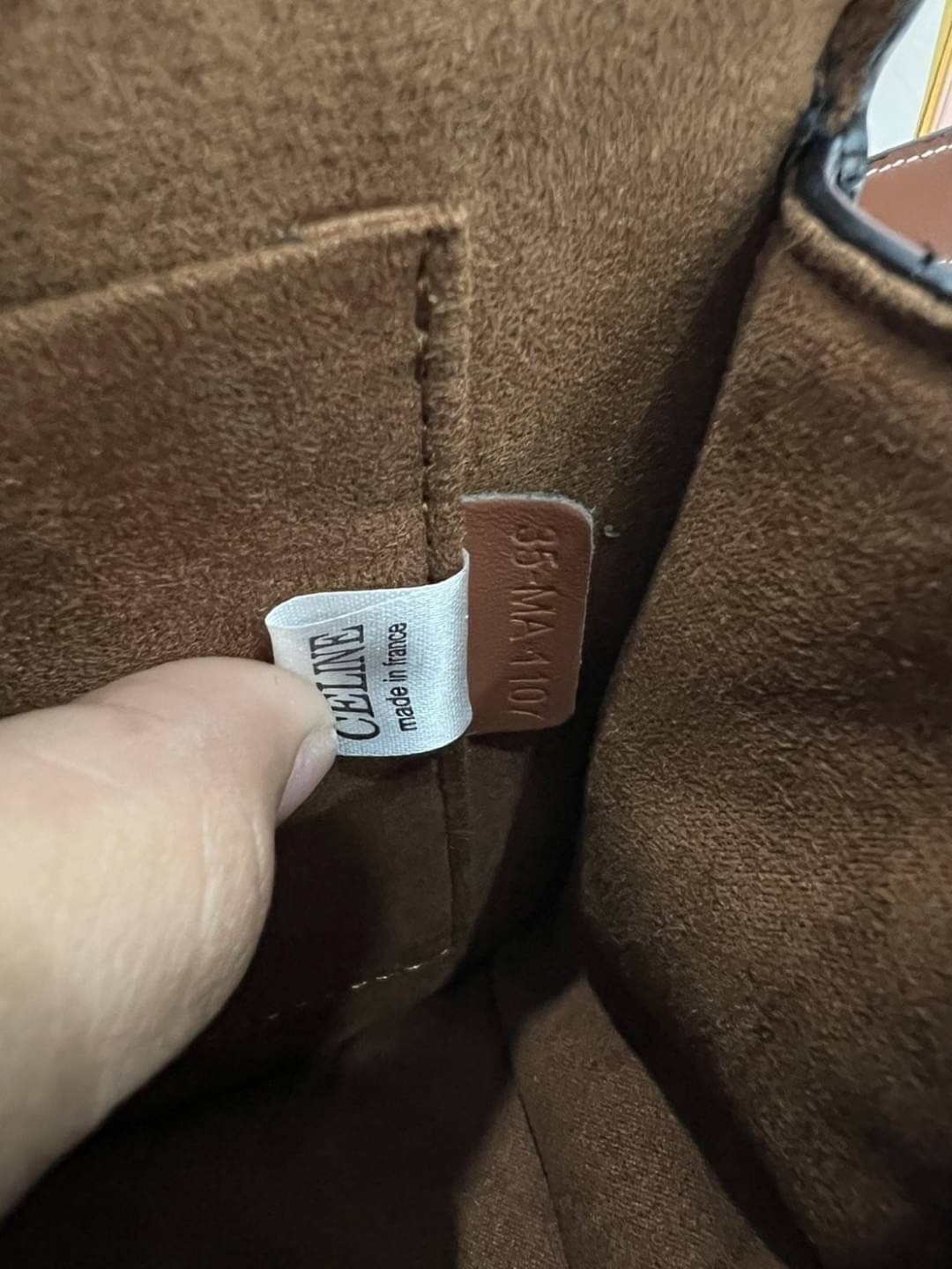 CELINE FOLCO CUIR TRIOMPHE IN MONOGRAM CANVAS กระเป๋าทรงครอสบอดี้ ลายโมโนแกรมวินเทจ รุ่นที่ดาราใช้กันเยอะมาก และเป็นอีกหนึ่งใบที่ครองใจสาวๆ ทรงน่ารักมากๆ