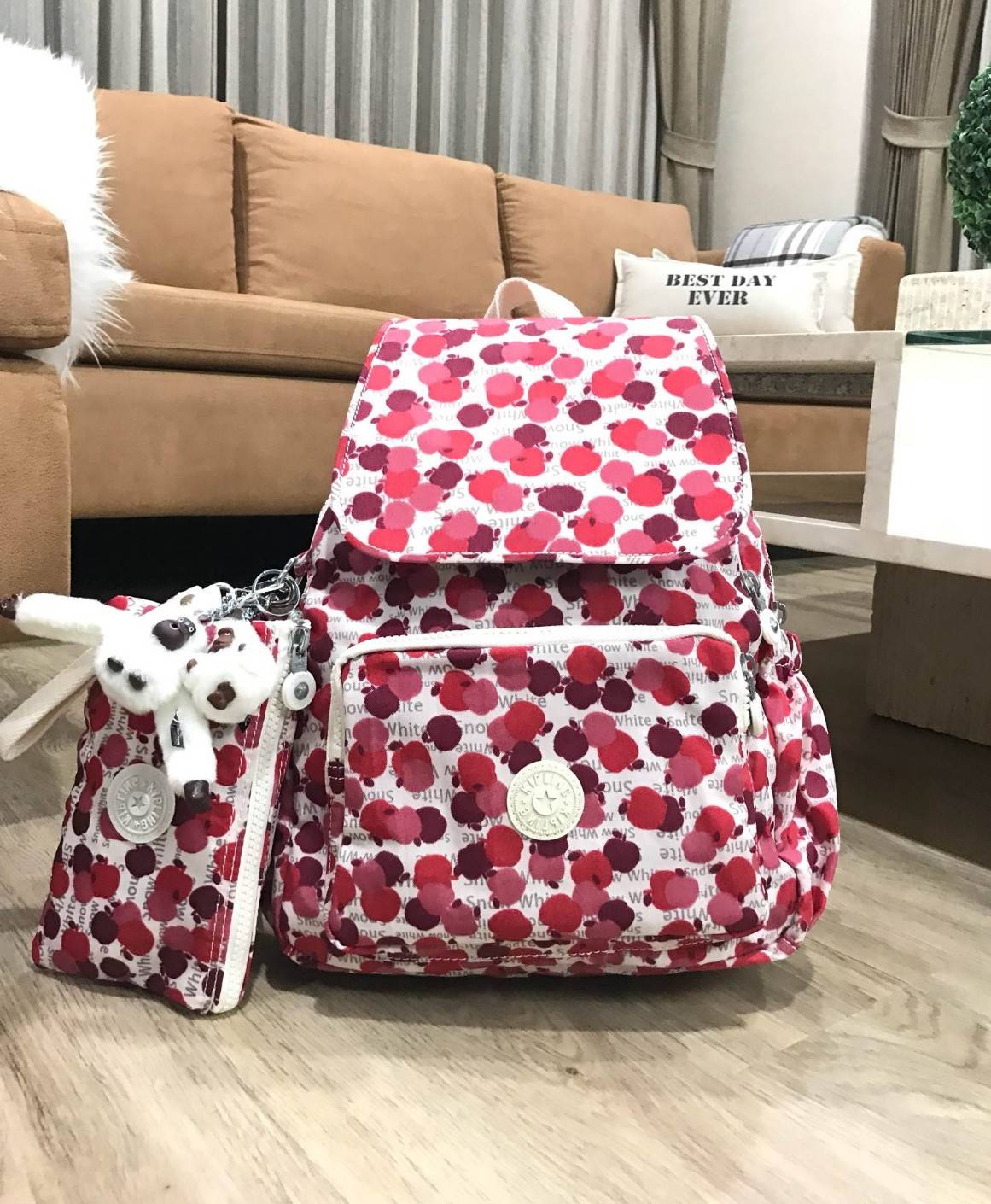 พร้อมส่งความน่ารัก! เซทสุดคุ้ม! ซื้อ1ได้ถึง2ใบ! NEW! KIPLING RAVIER DISNEY’S SNOW WHITE PRINTED BACKPACK WITH PURSE กระเป๋าเป้ Limited คอลเลคชั่น Snow White มาพร้อมกระเป๋าคล้องมือเข้าชุด Rare Items สุดๆ วัสดุ Nylon+Polyester 100% เปิดปิดด้วยฝาปิดกระดุมแม่