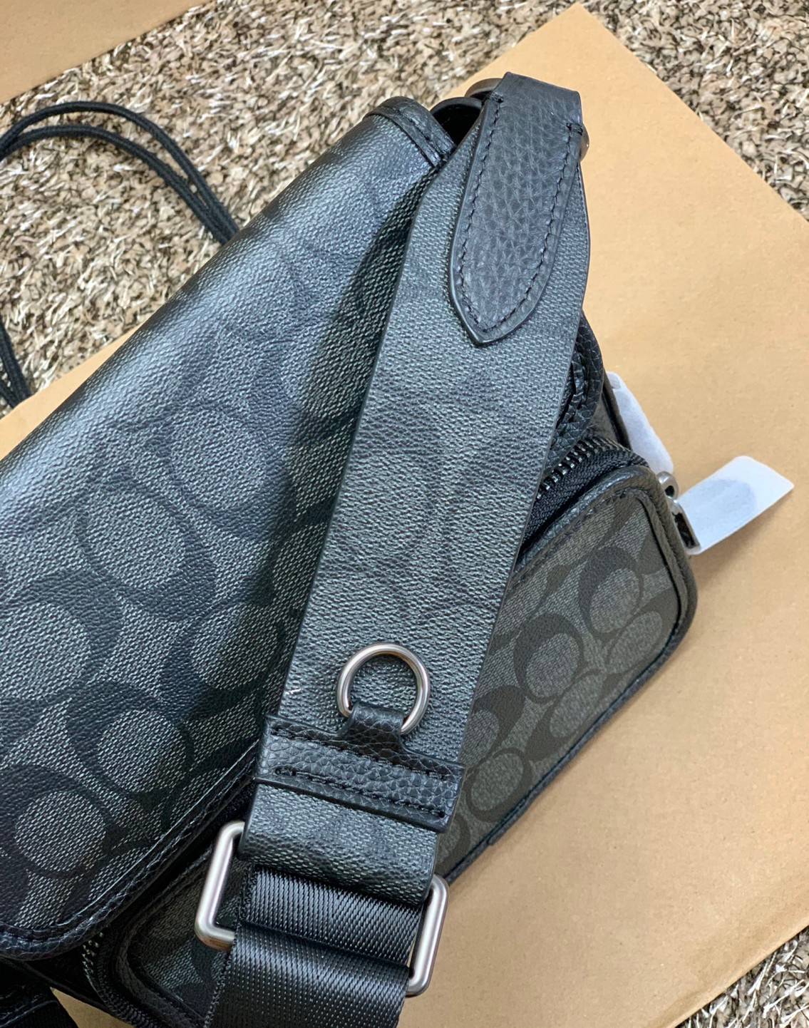 COACH SULLIVAN FLAP CROSSBODY IN SIGNATURE ((C9870)) ความเท๋ ความหล่อ ยกให้รุ่นนี้เลยค่าา พร้อมส่งก่อนใคร! ทรง สวยเก๋ กระเป๋าสะพายแบบครอสบอดี้ร์ของคุณผู้ชายเค้าเลยค่ะ หนังแท้2แบบสวยงาม น่าใช้มากๆ