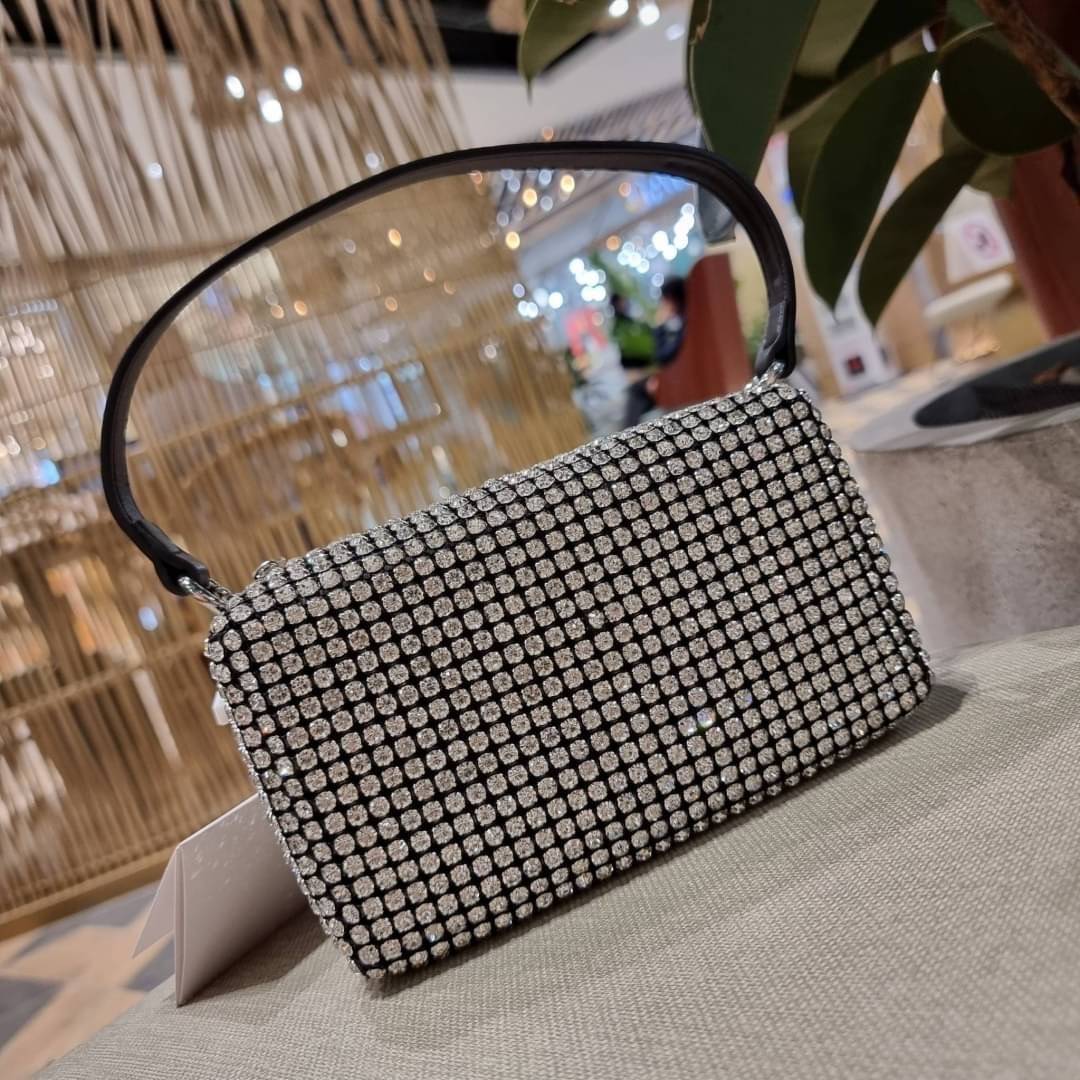ALEXANDER WANG HEIRESS POUCH IN RHINESTONE MESH จัดให้แบบสุดตัว กับไอเท็มที่สาวๆต่างเรียกร้อง กับกระเป๋าพอชตกแต่งพลอยเทียม หรูหรา โดดเด่น ดูแพง ด้วยการตัดเย็บเรียงร้อยลงบนตาข่ายเนื้อละเอียด ทำให้ดูดีมีราคางดงามจริงๆ เปิด-ปิดด้วยซิป ขนาดกำลังสวย ภายในเป็นช