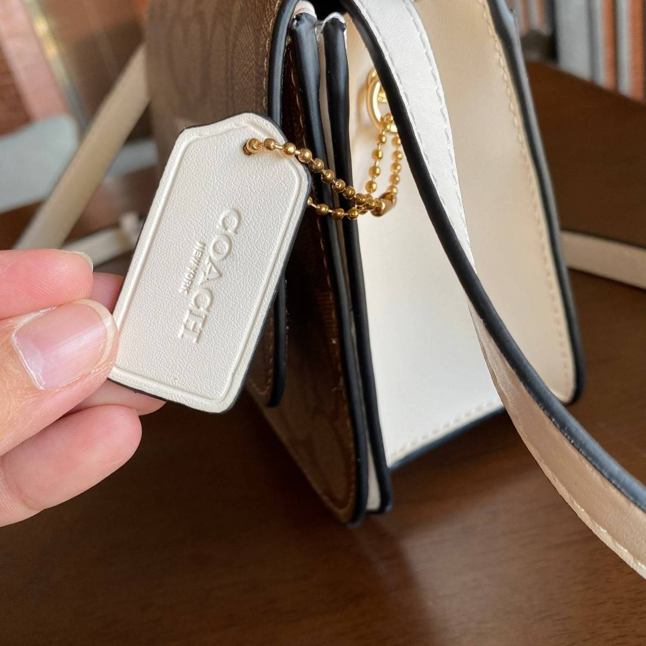 COACH C5592 MINI BRYNN CROSSBODY IN SIGNATURE CANVAS กระเป๋าถือ กระเป๋าสะพาย ไซร์มินิ ลุคคุณหนูสุดเก๋ จะถือเป็นครัชหรือสะพายเป็นครอสบอดี้สุดชิลๆได้หมด วัสดุหนังแคนวาสคุณภาพ ตกแต่งดีเทลหรูด้วยหนังแท้ อะไหล่สีทอง งานสวย เปิด-ปิด ด้วยตัวกด-ล๊อคแบบอัตโนมัติ ด
