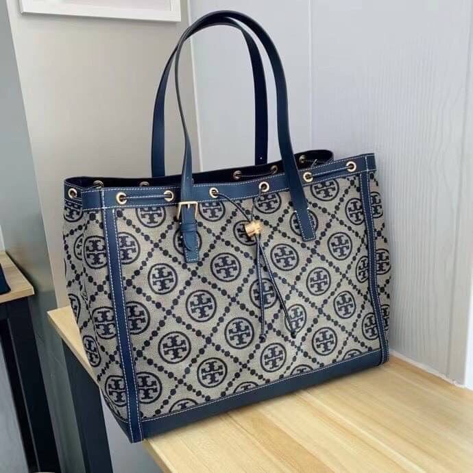 ใบใหญ่ TORY BURCH T MONOGRAM LARGE JACQUARD TOTE BAG กระเป๋าถือหรือสะพายรุ่นล่าสุดดีไซน์ยอดนิยมจาก TORY BURCH FACTORY OUTLET วัสดุ Woven Jacquard & Leather ทอลาย Jacquard Singnature แบรนด์รอบใบสวยอยู่ทรงเป็นเอกลักษณ์ เปิดปิดแบบ Drawstring ขนาดใหญ่มาก กว้า