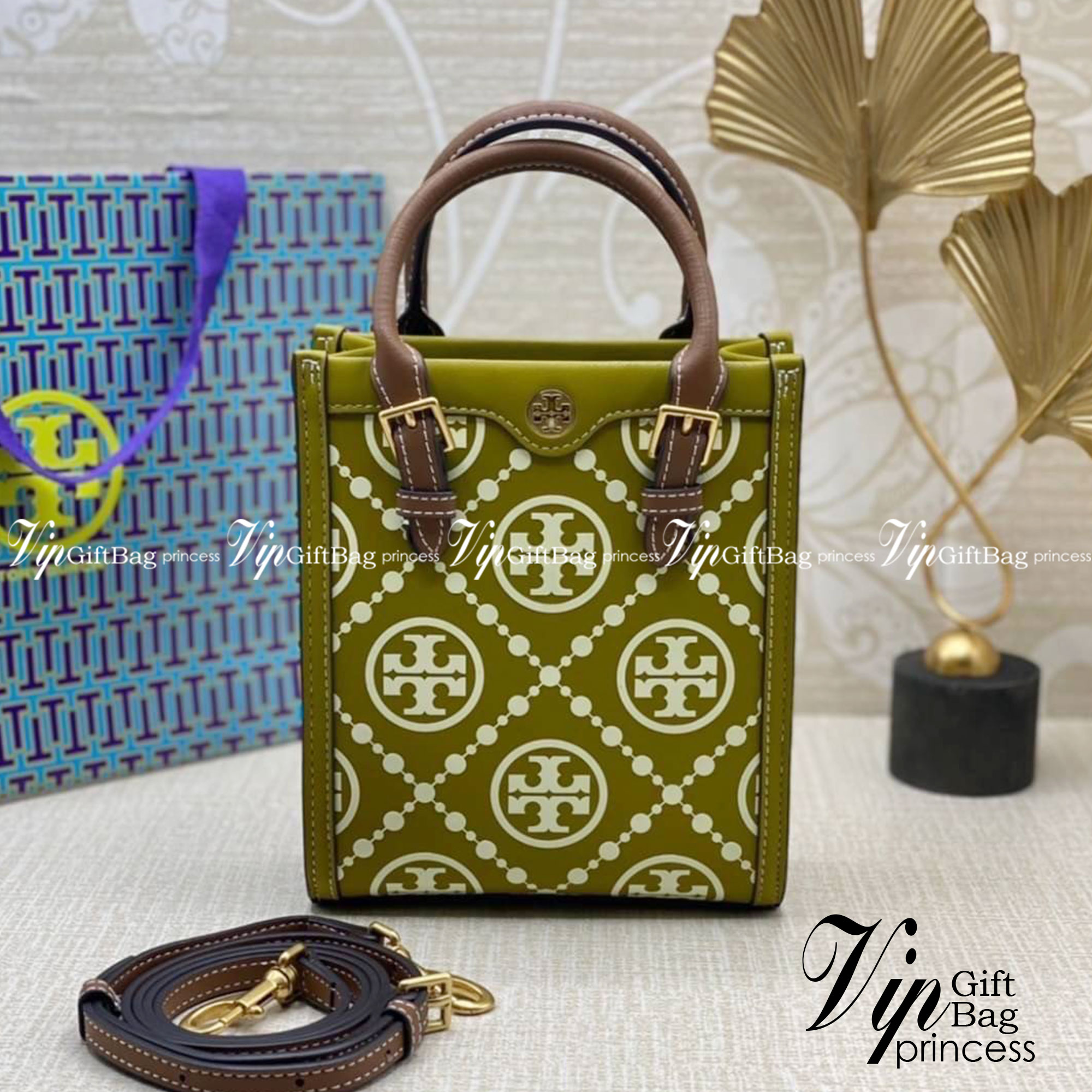 TORY BURCH T MONOGRAM EMBOSSED MINI TOTE สุดหรูกับกระเป๋าสะพายทรงโท้ท ไซส์มินิ ที่สร้างความหรูหราให้ตัวกระเป๋าด้วยดีเทลลายนูน แต่งแต้มลวดลายเอกลักษณ์ สีลูกคุณมากๆ!! วัสดุหนังแท้ ผิวสัมผัสดี ปากกระเป๋ามีแถบแม่เหล็กกันของหล่นได้ ภายในโล่ง ใส่ของจำเป็นได้ โท