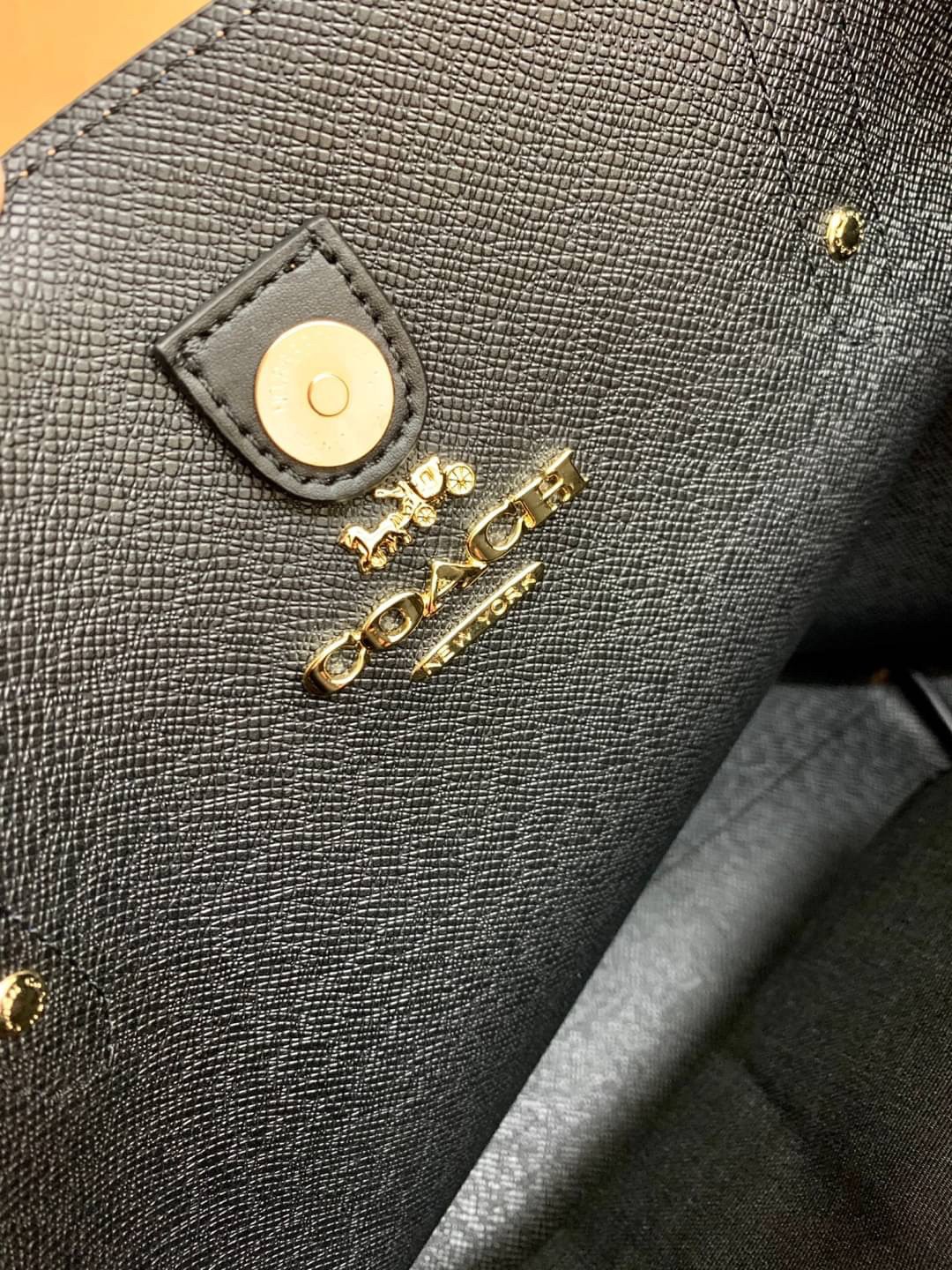 COACH TOWN TOTE SIGNATURE BAG((76636)) พร้อมส่งอีกครั้ง! กระเป๋าใบใหญ่หนังแท้ สวยงามค่ะ ป้ายอะไหล่แบรนด์แบบโลหะสีทองสวยหรูมากๆ เปิดปิดกระเป๋าแบบกระดุมแม่เหล็ก ใช้งานง่าย ภายในกว้างมากๆค่ะบอกเลย สาวๆที่สัมภาระเยอะหายห่วงค่ะ พร้อมช่องกระเป๋าซิปให้ใส่มือถือห