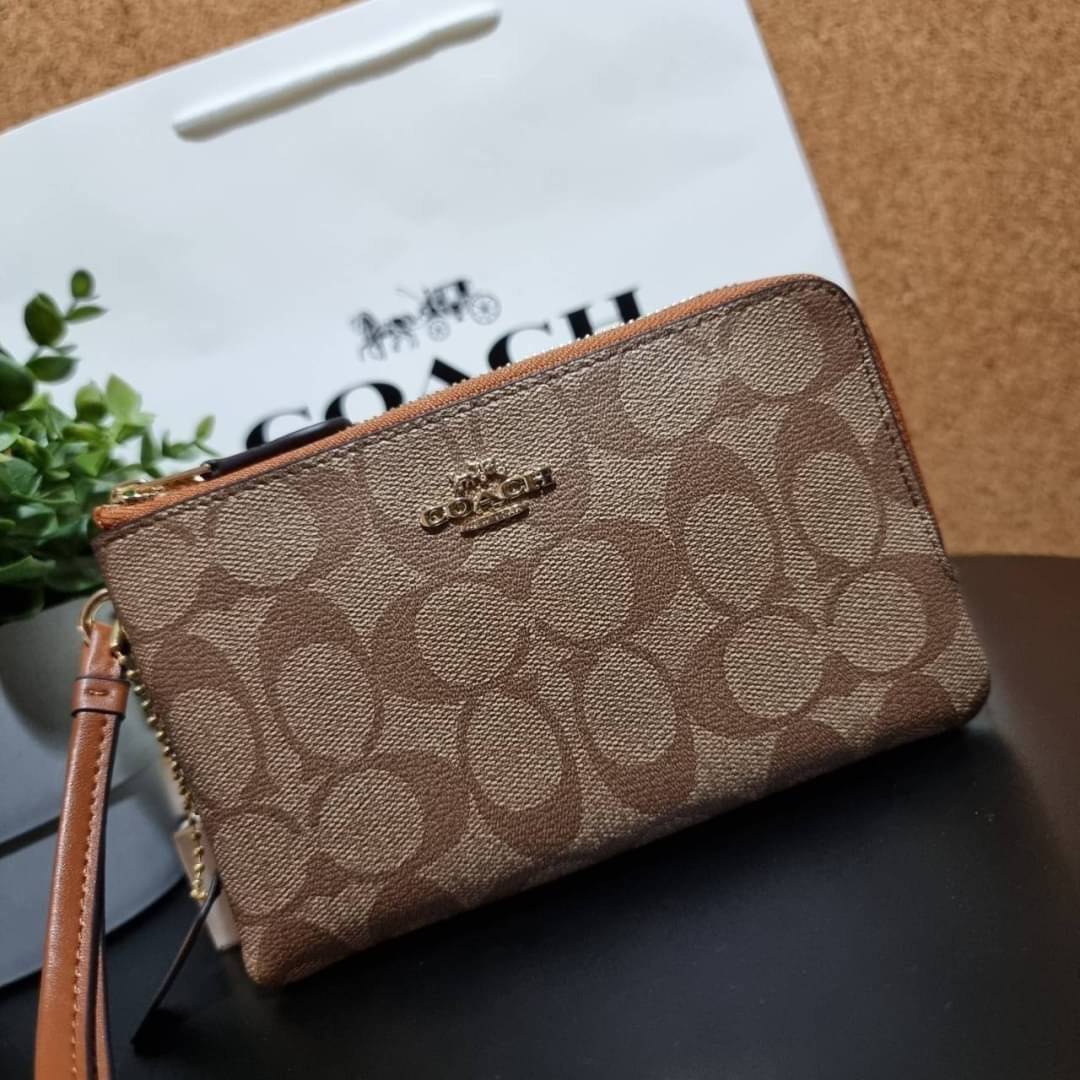 COACH F87591 DOUBLE CORNER ZIP WALLET IN SIGNATURE COATED CANVAS คล้องมือรุ่น 2 ซิป!! มาแล้วจ้า 🌟🤗 ไซส์นี้คือเหมาะมือจริงๆ พกง่ายเช่นเคย ไม่ต้องกังวลว่าจะเกะกะหรือกินพื้นที่กระเป๋าหลัก วัสดุหนังแคนวาสเคลือบลาย มีช่องหลักแยก 2 ช่อง ภายในบุผ