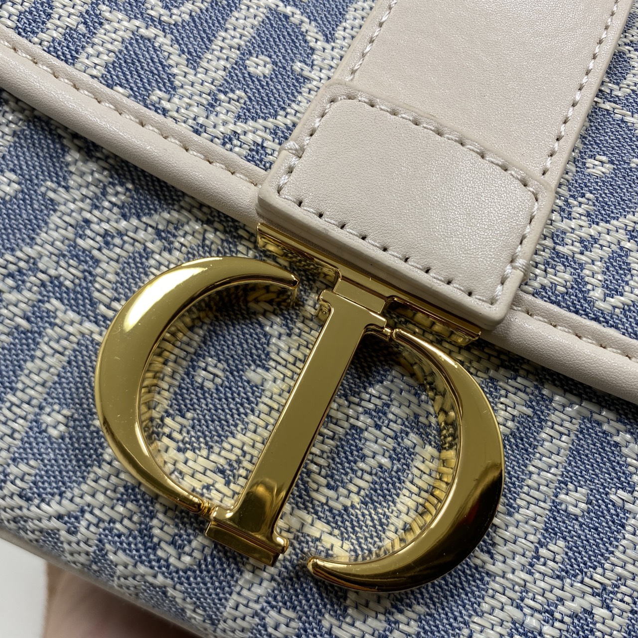 ORI หนังแท้ | DIOR Satchel Medium 30 Montaigne Dior Oblique jacquard fabric กระเป๋าสะพายไอเทมใหม่ประจำ Fall 2025 ยกระดับไลน์ 30 Montaigne ด้วยดีไซน์แบบแคชชวลที่เสริมด้วยรายละเอียดสุดประณีตบรรจง จากผ้าแจ็กการ์ดลาย