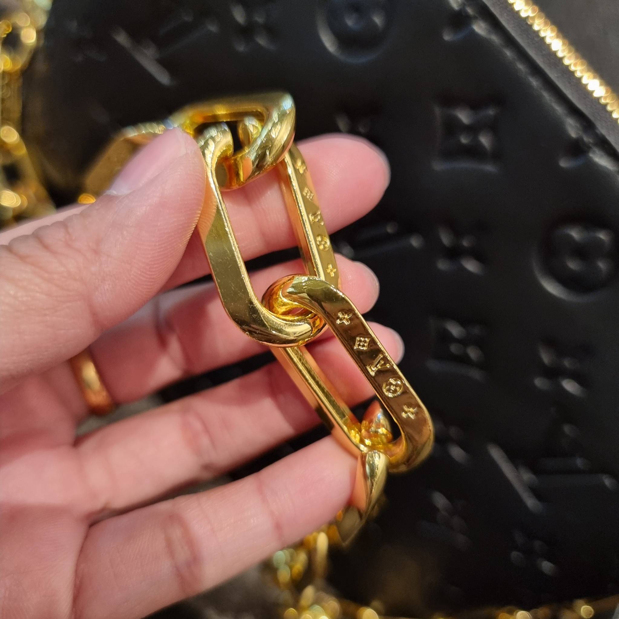 LV HANDLE POUCH MONOGRAM กระเป๋าสะพายกึ่งคลัชท์ สุดล้ำ ใหม่ล่าสุดมาแรงมาก ด้วยความสวยปังตั้งแต่แรกเห็น วัสดุหนังแกะปั๊มลายสวยคม มาพร้อมสาย 2 เส้น เลิศๆ มีสายโซ่ที่มีดีเทลละเอียดไม่ซ้ำ และสายสปอร์ตครอสบอดี้ ที่จะคล้องไว้ทั้งสองเส้นก็ดีงาม หรือสลับใช้ตามลุค