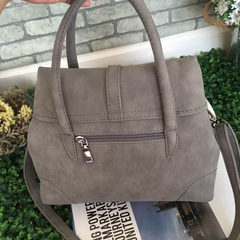 งานแท้ชนช้อป สินค้าขายดี ถึงไทยอีกรอบละค่า !! Berke frink hand bag -Grey color กระเป๋าถือ/สะพายหนังกลับ ทรงเก๋ ตัวกระเป๋าขนาดกำลังดี ประดับด้วยพวงกุญแจพู่สุด chic ภายในมีช่องใส่จองตุกติกอย่างดี ตัวกระเป๋าน้ำหนักเบาจุของคุ้มคะ ใช้ได้ทุกโอกาส Don't mis