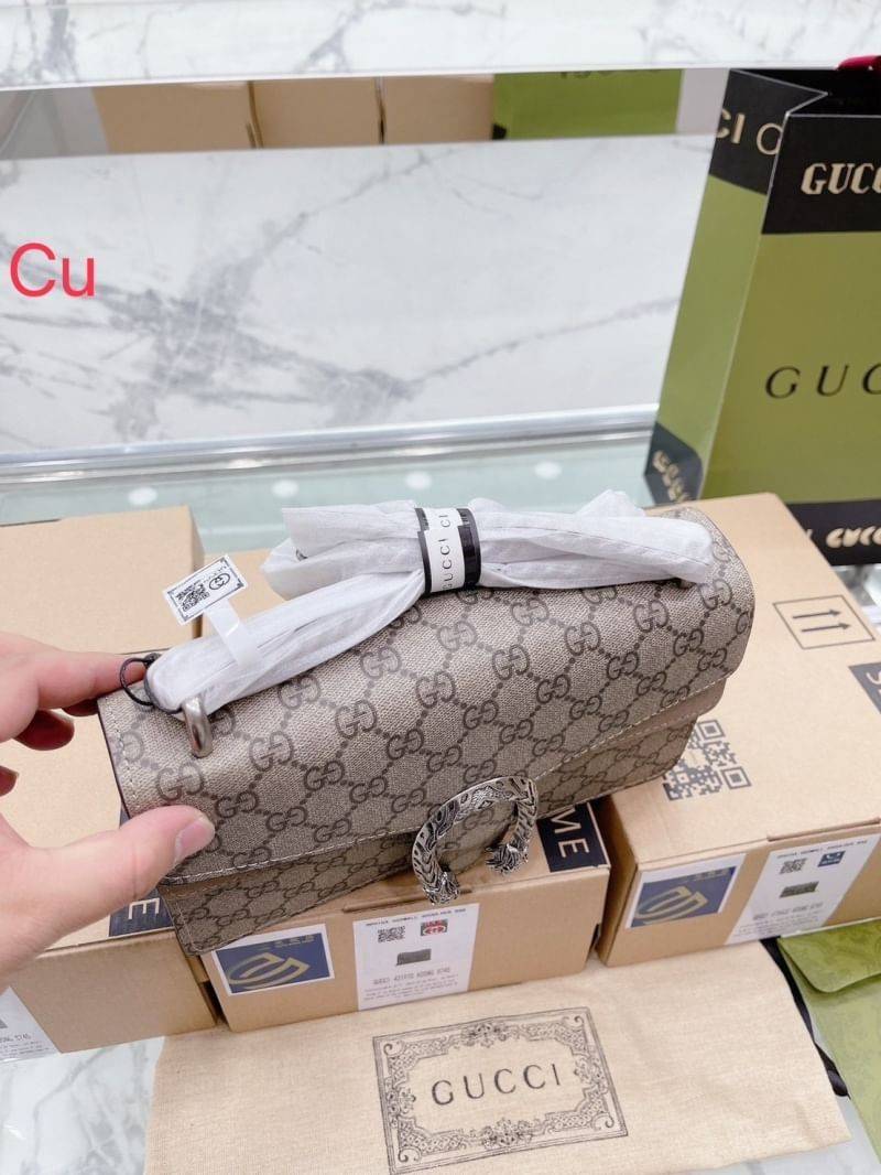 GUCCI Dionysus shoulder bag กระเป๋าสะพายดีไซส์วินเทจคลาสสิค รุ่นที่สาวๆควรไม่พลาด!! ดึงดูดและสะกดสายตาด้วยอะไหล่ดีเทลหรู สายสะพายปรับใช้ได้ 2 สไตล์ สะพายคู่ สะพายเดี่ยว ตามใจชอบ!! พร้อมเสิร์ฟให้ครบเซ็ท ในราคาที่สุดคุ้ม!!