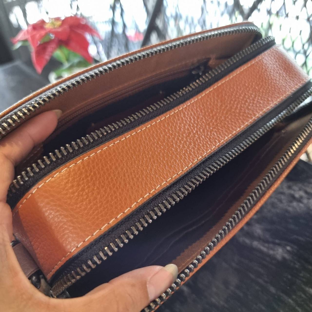 COACH C8445 CHARTER CROSSBODY 24 WITH HORSE AND CARRIAGE PRINT หล่อได้ไม่ซ้ำใคร กับไอเท็มใหม่ล่าสุด ชิคๆคูลๆ กับกระเป๋าสะพายข้าง ดีไซน์ทรงกล่อง ตกแต่งลวดลายดูโดดเด่น วัสดุหนังแคนวาสสลับหนัง pepble มีซิป 2 ฝั่ง ใส่ของได้จุใจ ของสำคัญใส่ไปเลยครบๆ สายสะพายปร