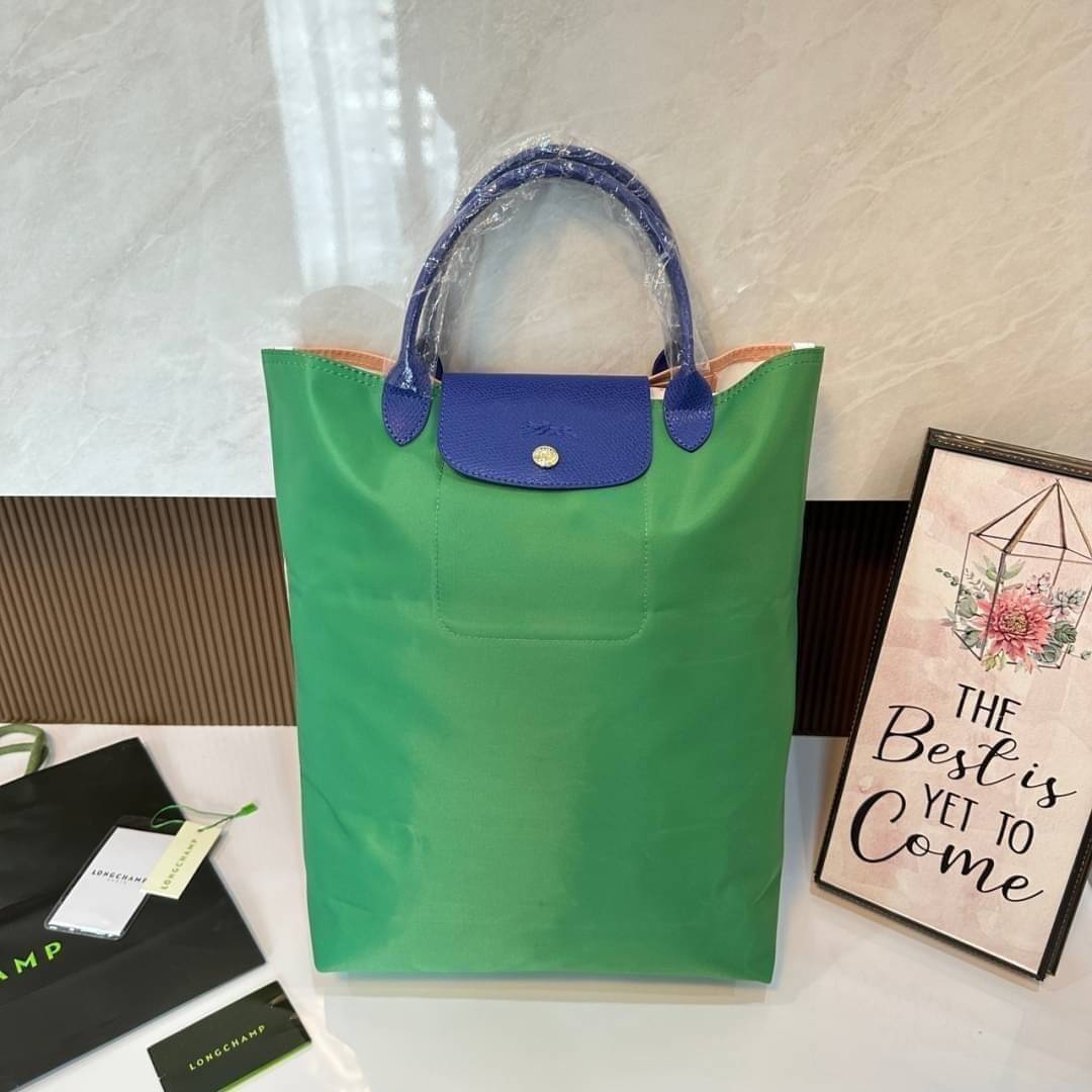 LONGCHAMP LE PLIAGE RE-PLAY TOP HANDLE BAG สินค้ารุ่นลิมิเต็ด collection สุดปัง ซื้อใบเดียวเหมือนได้2 ใบ กระเป๋าสะพายแนวตั้งที่กว้างขวาง มีเอกลักษณ์เฉพาะตัวแต่มีดีไซน์ที่น่าดึงดูด