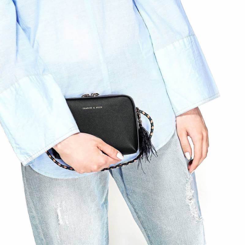 อีกครั้งตามคำเรียกร้อง! CHARLES & KEITH DUO-ZIP SLING BAG กระเป๋าสะพายรุ่นชนช็อปหนังสวยอยู่ทรง ด้านหน้าปั๊มโลโก้แบรนด์ประดับพู่ฟรุ้งฟริ้งดูมีดีเทลโดดเด่นที่สายสะพายยาวลวดลายสุดชิค เปิดปิดด้วยซิปหัวซิปปั้มโลโก้ ภายในมีช่องใส่ iphone7+และของจุกจิกได้เยอะ ถื