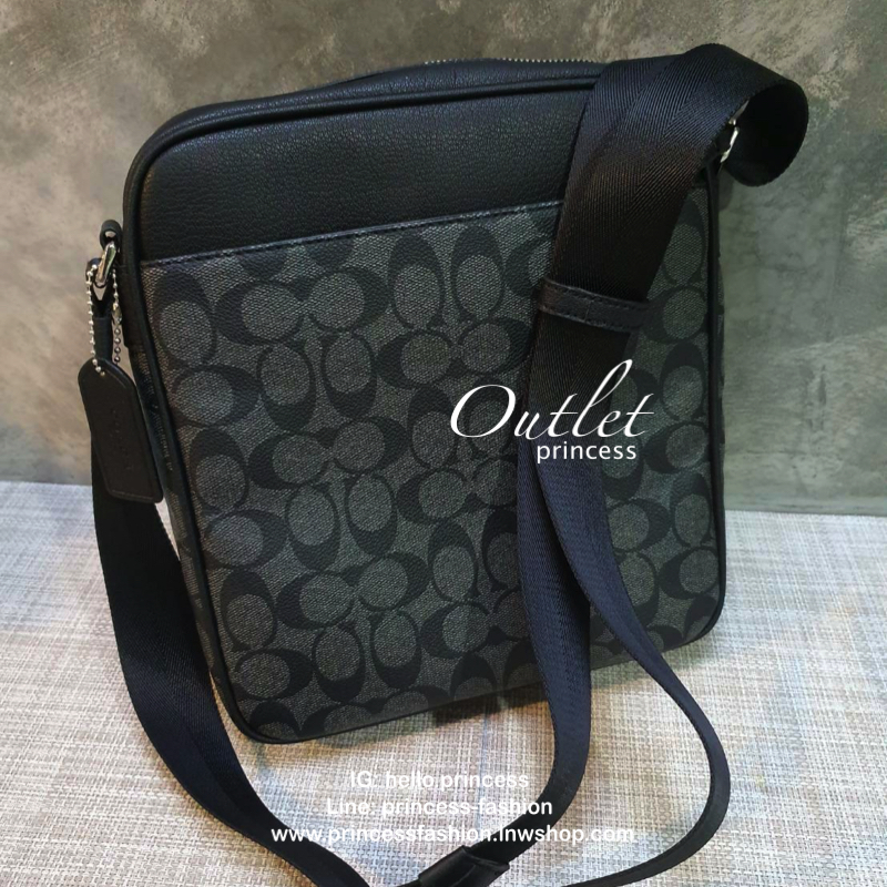 Coach Men crossbody bag Best seller! กระเป๋าข้างรุ่นยอดฮิตของคุณผู้ชาย วัสดุหนังลาย signature brand รอบใบ ด้านหน้ามี logo brand มีช่องหน้าหลัง ช่องหลักเปิดปิดด้วยซิป ใส่ wallet ยาว mini iPad ได้ มีช่องซิปเล็ก สายสะพายยาสปรับได้ค่ะ