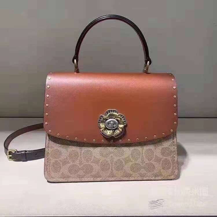 Coach Parker Top Handle In Signature Canvas With Rivet สินค้าใหม่ทรงน่ารัก ใช้แล้วดูแพงมากกก มีช่องใส่ขนาดกว้าง ใส่ของได้จำนวนมาก แถมยังสามารถถือเก๋ๆ แบบคุณนาย หรือสะพายเป็น crossbody ก็ได้ โดดเด่นด้วยลายsignature coach ใครยังไม่มีห้ามพลาดดดเลยนะ ของสวยจร