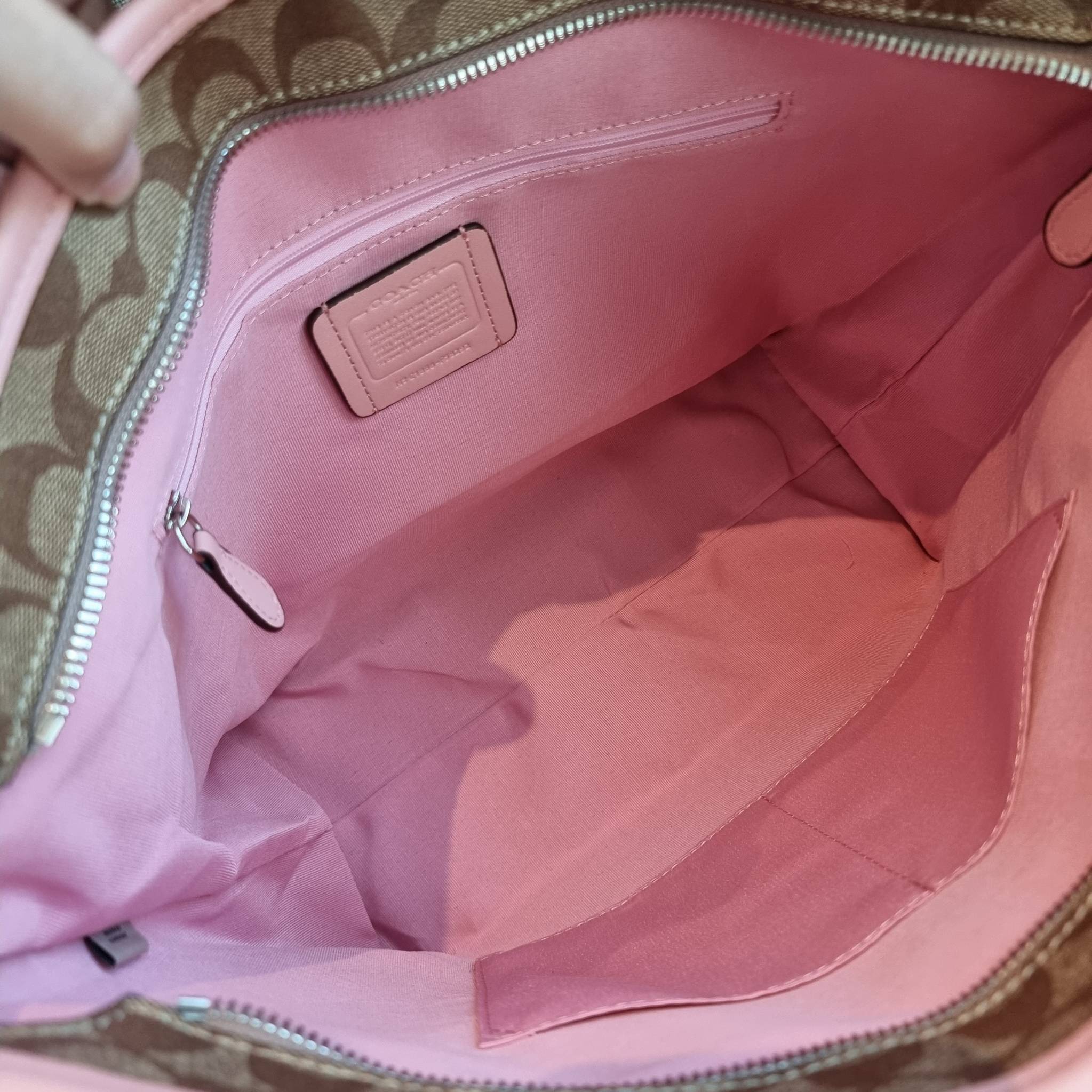 OUTLET 】COACH F58292 CITY ZIP TOTE IN SIGNATURE 16" รุ่นขายดี!! ไซส์ใหญ่ สีสวยมาให้แบบจัดเต็ม!! กระเป๋าถือทรงโท้ทใบใหญ่ สวยน่าใช้ทุกสี สะพายคล้องไหล่ได้เก๋ๆ จุของแน่นๆไปเลยจ้า!! วัสดุหนังแคนวาสคุณภาพ ปากกระเป๋าเปิด-ปิดด้วยซิป กันของหล่นได้ ถือไปไหนก็