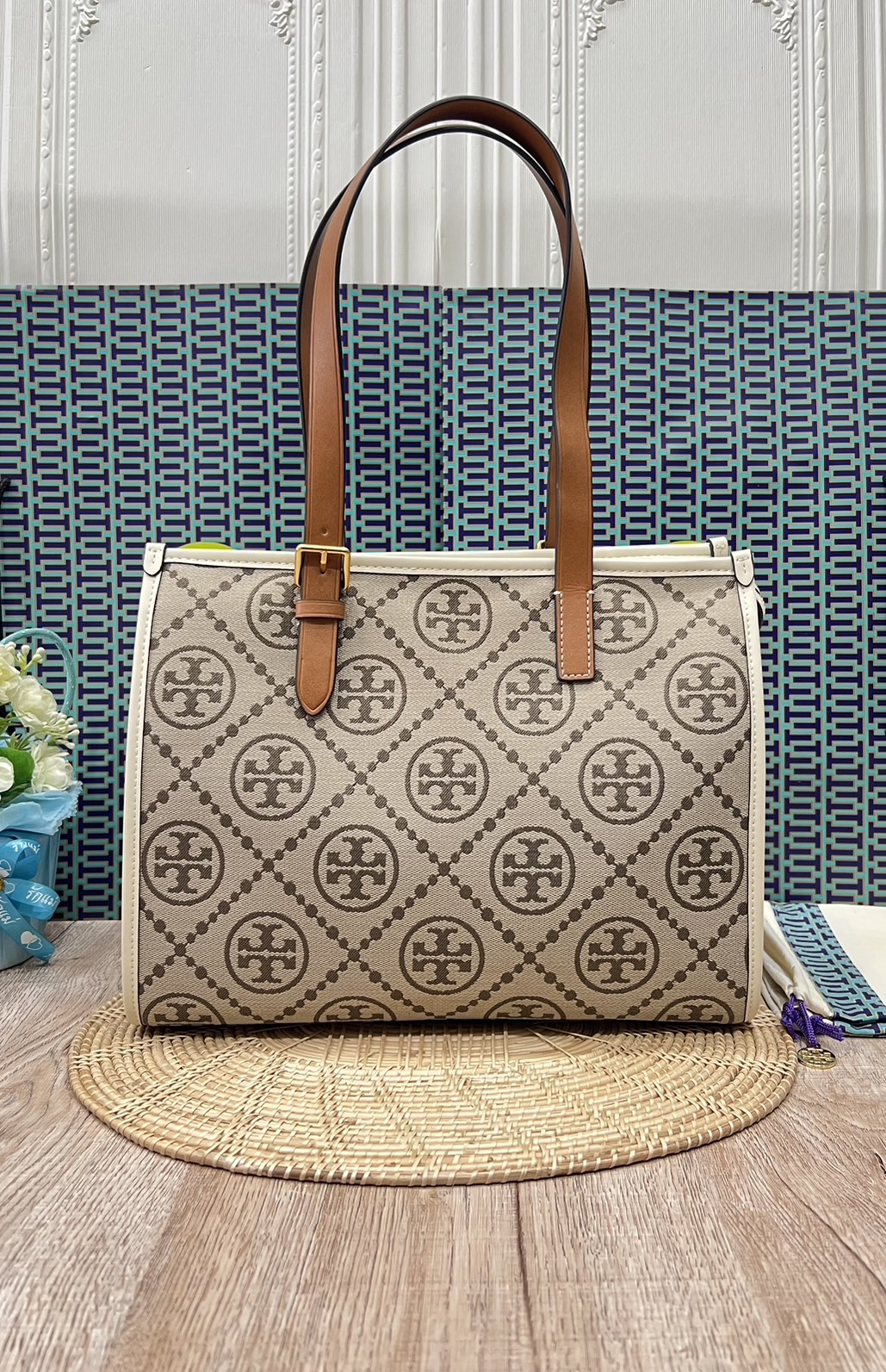 Tory Burch Small T Monogram Tote / TORY BURCH Shopper Tote Bag 32cm ใบใหญ่ กระเป๋าทรงโท้ท รุ่นใหม่ Square Tote ตกแต่งขอบด้วยหนังหรู มาพร้อมช่องเก็บของที่จุของได้มากมาย และสายจับกระเป๋าที่สามารถสะพายขึ้นไหล่ เหมาะสำหรับการใช้งานหลากหลายรูปแบบ รังสรรค์ลงบนก
