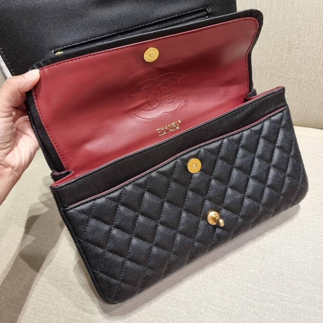 VIP 🥂 CHANEL LARGE CLASSIC JUMBO HANDBAG RARE ITEM!! CHANEL GIFT BOX SET สุดหรูชวนให้สะสมกันอีกแล้วหนึ่ง สุดยอดเดอะเบสท์ไอเท็ม พร้อมเสิร์ฟครบชุด สุดคุ้ม จัดให้กับกระเป๋ารุ่นคลาสสิคฮิตตลอดกาล ใบใหญ่จุแบบสุดๆ พร้อมกับผ้าคลุมไหล่ผืนใหญ่ ผ้าวูลนุ่มสุด