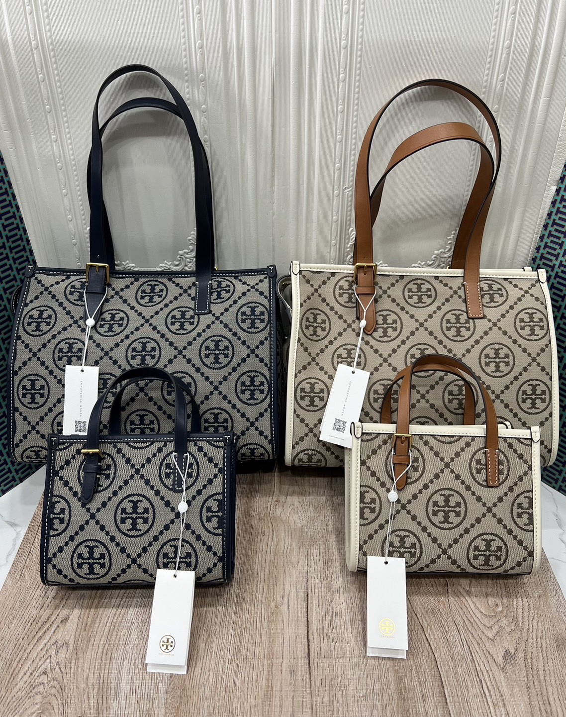 Tory Burch Small T Monogram Tote / TORY BURCH Shopper Tote Bag 32cm ใบใหญ่ กระเป๋าทรงโท้ท รุ่นใหม่ Square Tote ตกแต่งขอบด้วยหนังหรู มาพร้อมช่องเก็บของที่จุของได้มากมาย และสายจับกระเป๋าที่สามารถสะพายขึ้นไหล่ เหมาะสำหรับการใช้งานหลากหลายรูปแบบ รังสรรค์ลงบนก