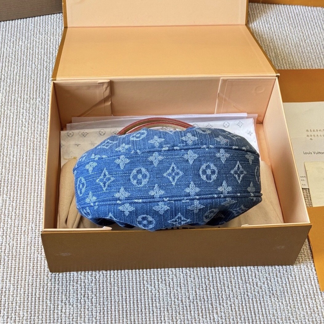 LV Pochette Valley Denim Bag กระเป๋าสะพายทรงพอชเดนิมวินเทจใบเล็กน่ารัก สุดไอคอนิกผสานสไตล์ล้ำสมัยเปี่ยมฟังก์ชัน ยังคงมีความเป็นเอกลักษณ์ ดีไซน์ลวดลายโมโนแกรมเรียบหรู