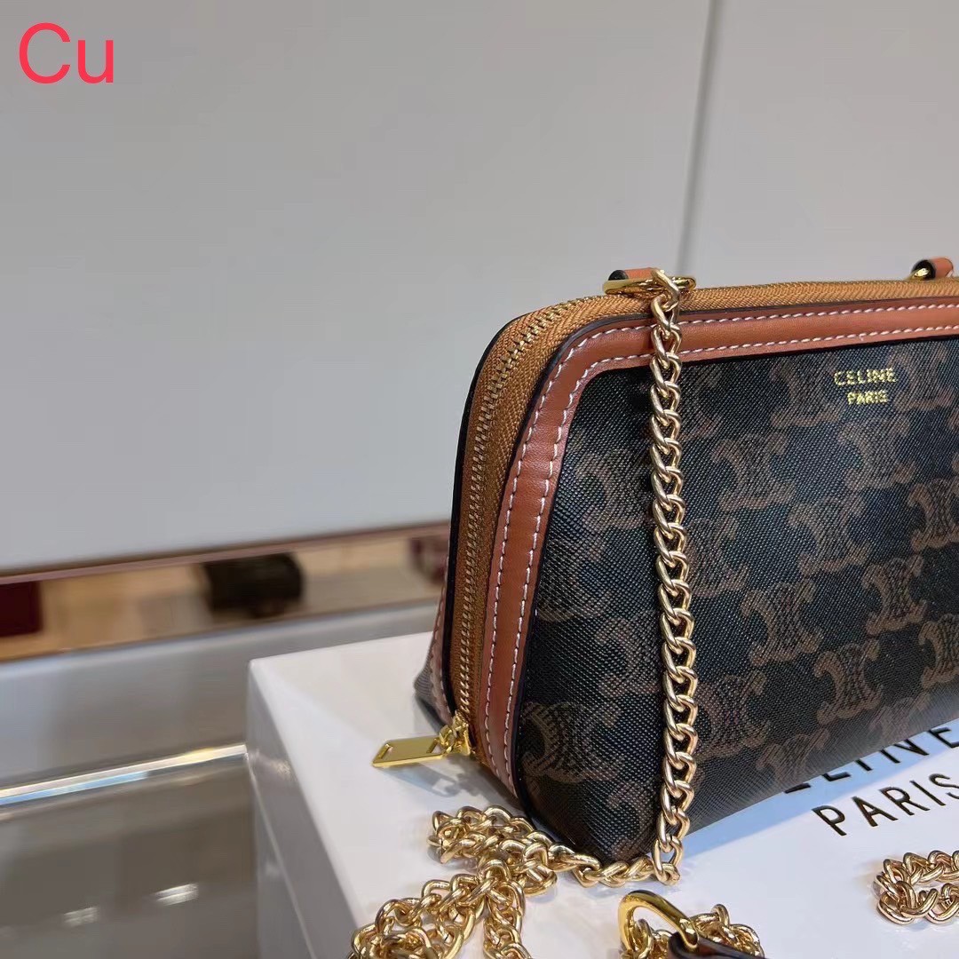 CELINE CLUTCH WITH CHAIN IN TRIOMPHE CANVAS AND LAMBSKIN / CELINE POUCH กระเป๋าสะพายกึ่งคลัทช์ มินิไซส์ เอาใจสาวๆสายสะดวก!! พกพาง่าย สะพายกำลังสวย วัสดุหนังแคนวาส ดีไซน์ใหม่