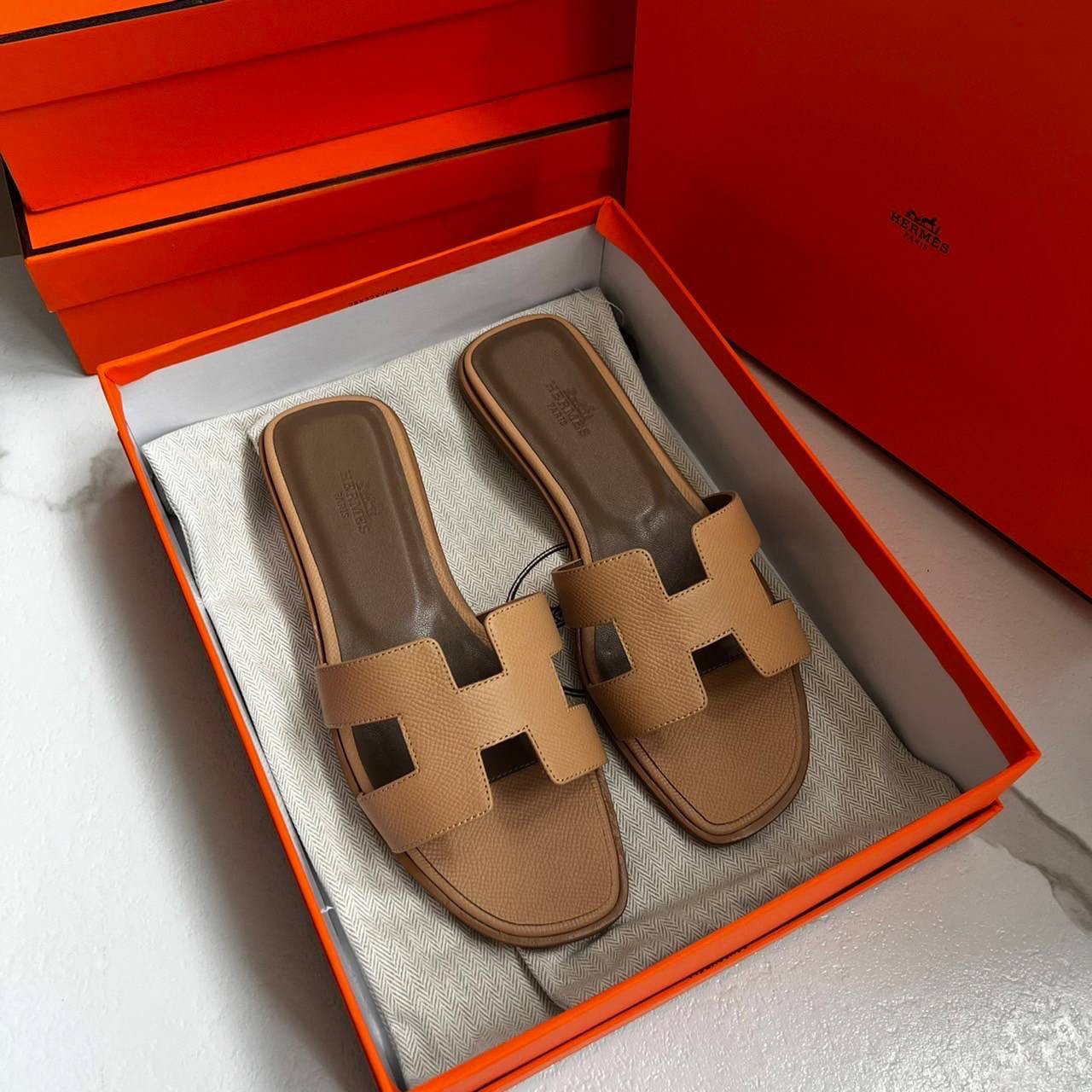 หนังแท้ Hermes sandal Epsom leather รองเท้าแตะงานสั่งตัตใช้สลับแท้ เกรดออริจินอล 1:1 เกรดเหมือนสุด มี series code ทุกคู่ พื้นรองเท้าทำจากไม้รองด้วยหนังแท้ 100% งานตัดเย็บปราณีตละเอียด ใส่สบาย ไม่ลื่น ใช้ทนนาน เกรดนี้คุ้มมาก ไม่ผิดหวังค่ะ ภาพสินค้าถ่ายจากง
