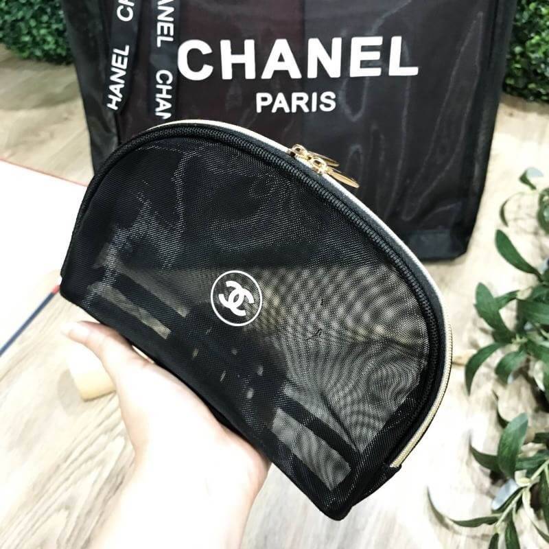 ห้ามพลาด Set สุดคุ้ม! ซื้อ1ได้ถึง2! Chanel GWP Shopping Bag With Pouch VIP Gift With Purchase กระเป๋าสะพายทรง Shopping Bag พร้อมกระเป๋าPouchใบเล็กเข้าชุดเเพ็คคู่รุ่น Limited Edition พรีเมี่ยมกิ้ฟแท้จาก Chanel Perfume Counter วัสดุ Nylon โปร่งคุณภาพดี ใบให