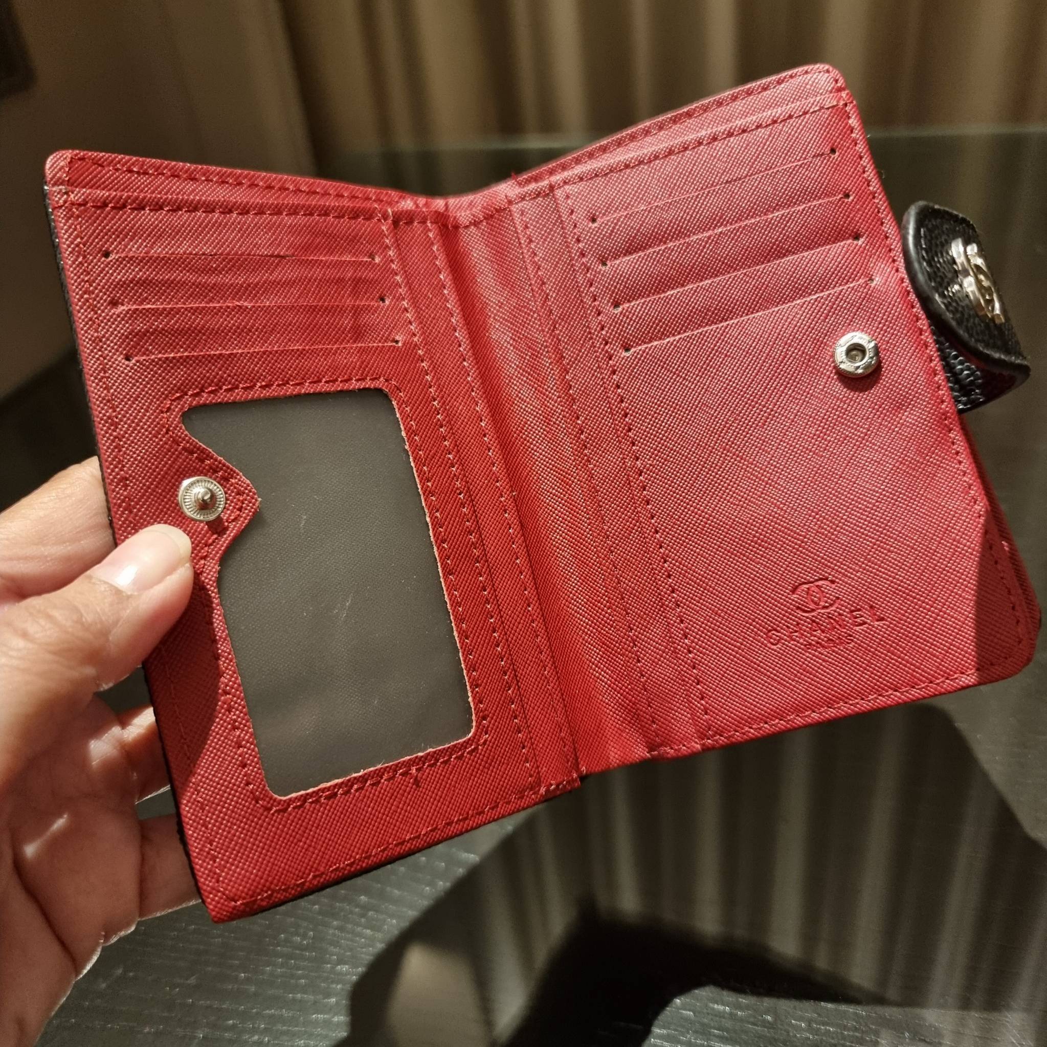 VIP 】หรูสุด ไม่ต้องพูดเยอะ!! HOT ITEM!! กระเป๋าสตางค์ใบกลางขนาดเหมาะมือ ดีไซน์ลุคผู้ดี สวยคลาสสิคจาก Chanel premium for gift วัสดุหนังลายคาร์เวีย ใช้งานง่าย เปิด-ปิดด้วยกระดุมแม่เหล็ก และซิปรูดช่องสำหรับใส่เหรียญ สะดวกมากๆ ภายในกระเป๋ามีช่องใส่บัตร ใส่ธนบ