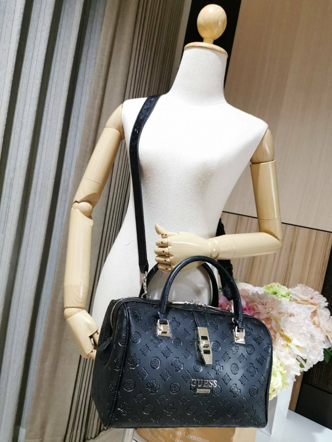 GUESS WOMEN’S SINGNATURE BOWLING BAG กระเป๋าสะพายทรง Bowling รุ่นใหม่จาก GUESS FACTORY หนังนิ่มสวยหรูอยู่ทรงปั้ม SINGNATURE BRAND รอบใบโดดเด่น ใบใหญ่กำลังดี น้ำหนักเบา ด้านหน้าประดับโลโก้ หูหิ้วเเข็งแรงพับลงได้ เปิดปิดด้วยซิปคู่สะดวกใช้ หัวซิปแบรนด์ ภายใน