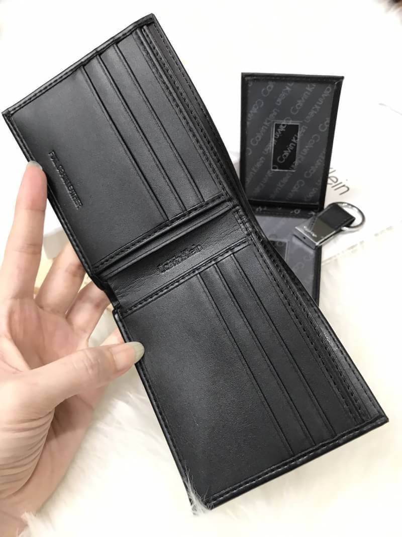 พร้อมส่งเซตสุดคุ้ม! Value Pack Limited Edition จาก Calvin Klein Jeans ซื้อ1ได้ถึง3! ทั้งกระเป๋าสตางค์+ที่ใสนามบัตร+พวงกุญแจเข้าชุดขนาดกำลังดีพกพาสะดวก ภายในกระเป๋าสตางค์มีทั้งช่องใส่รูปใส่บัตร มีช่องใส่ธนบัตรแยกสองช่องเป็นสัดส่วน name card pocket สามารถเเ